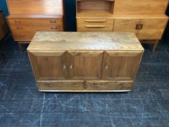 Buffet Windsor compact en orme anglais du milieu du siècle dernier de Lucian Ercolani pour Ercol