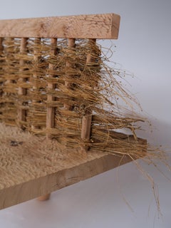 Banc à fuseaux en orme anglais, surfaces sculptées à la main et détails tressés. En stock