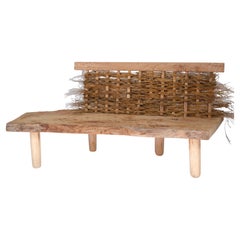 Banco de husillo de olmo inglés, superficies talladas a mano y detalles tejidos. En stock
