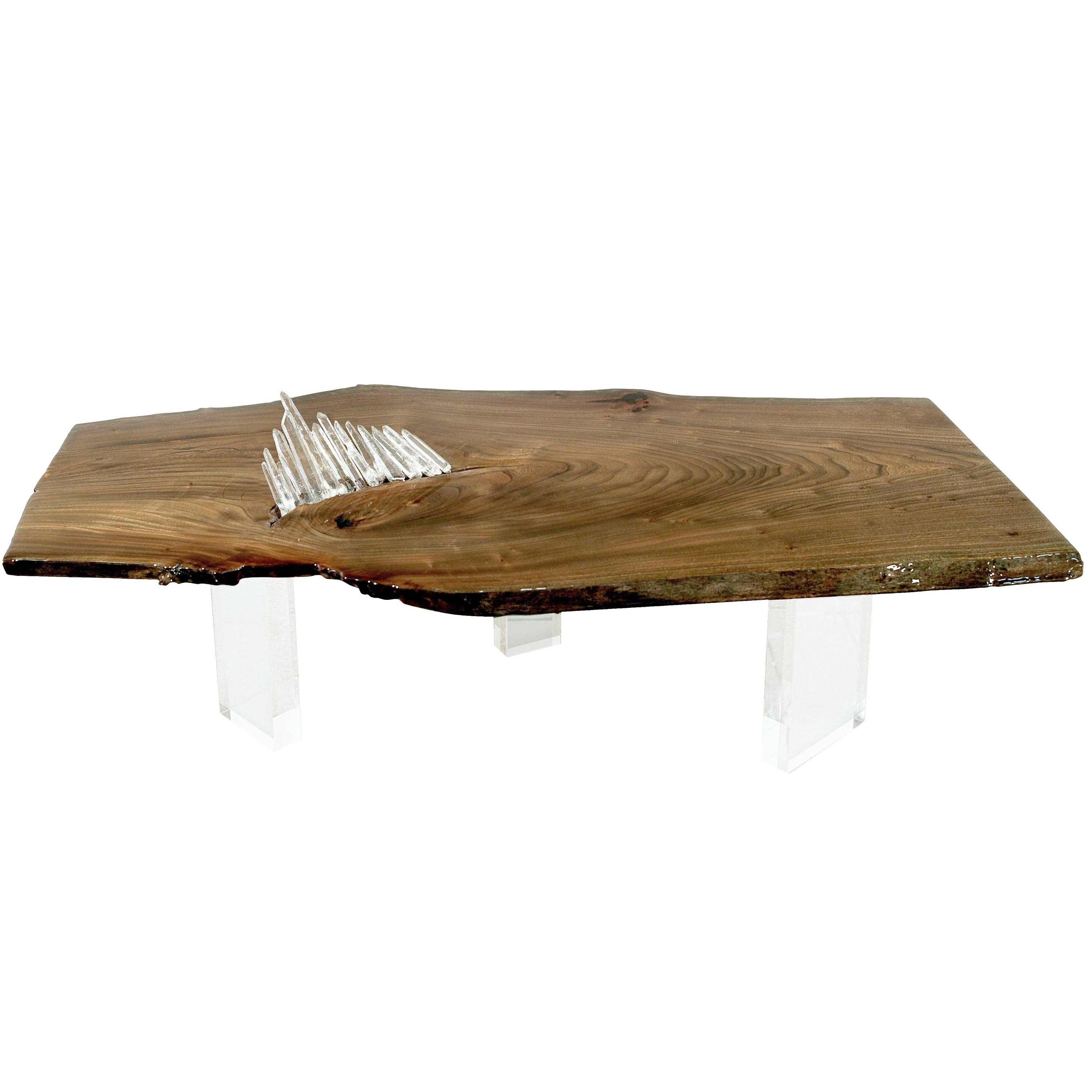 Mesa baja de madera de olmo inglés teñida con incrustaciones de cuarzo cristalino de Danna Weiss