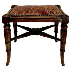 Repose-pieds de style « Aesthetic Movement » anglais, en cuir et bois massif, CIRCA 1880