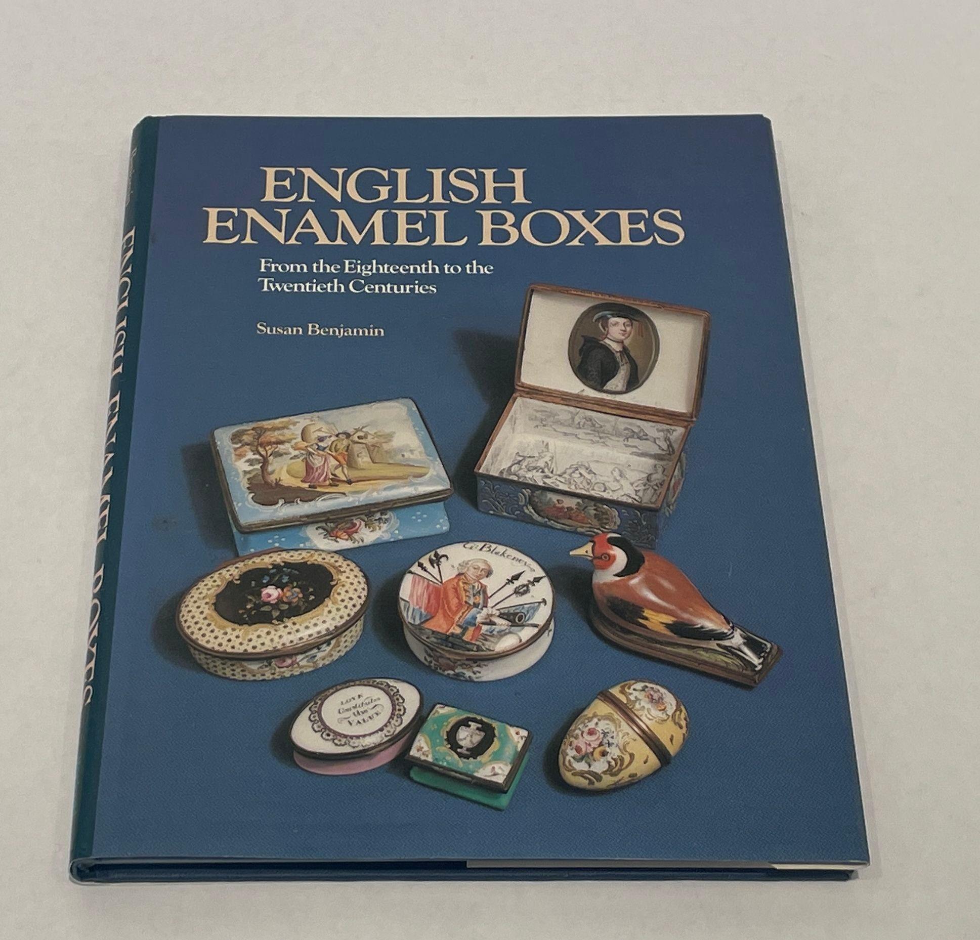 English Enamel Boxes From the 18th to the 2oth C. Susan Benjamin Hardcover Book, 1st Edition Published by Orbis Publishing, 1978.
Synopsis :
De petite taille et de belle facture, la petite boîte en émail, ou 