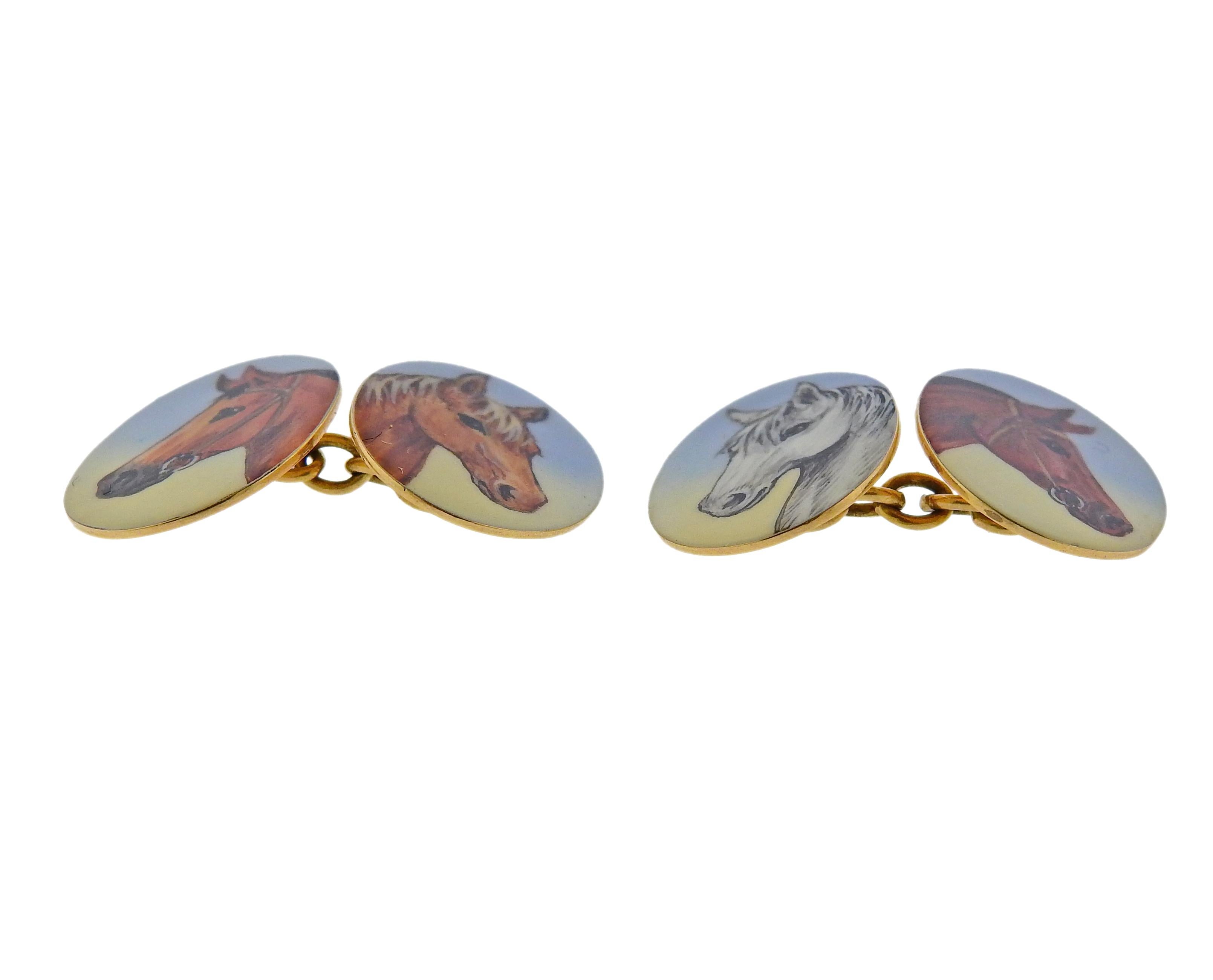 Coppia di gemelli ovali vintage di manifattura inglese, con testa di cavallo smaltata. Ogni top misura 19 mm x 14 mm. Marcato con marchi inglesi. Pesa 8,8 grammi. 

SKU#C-00426