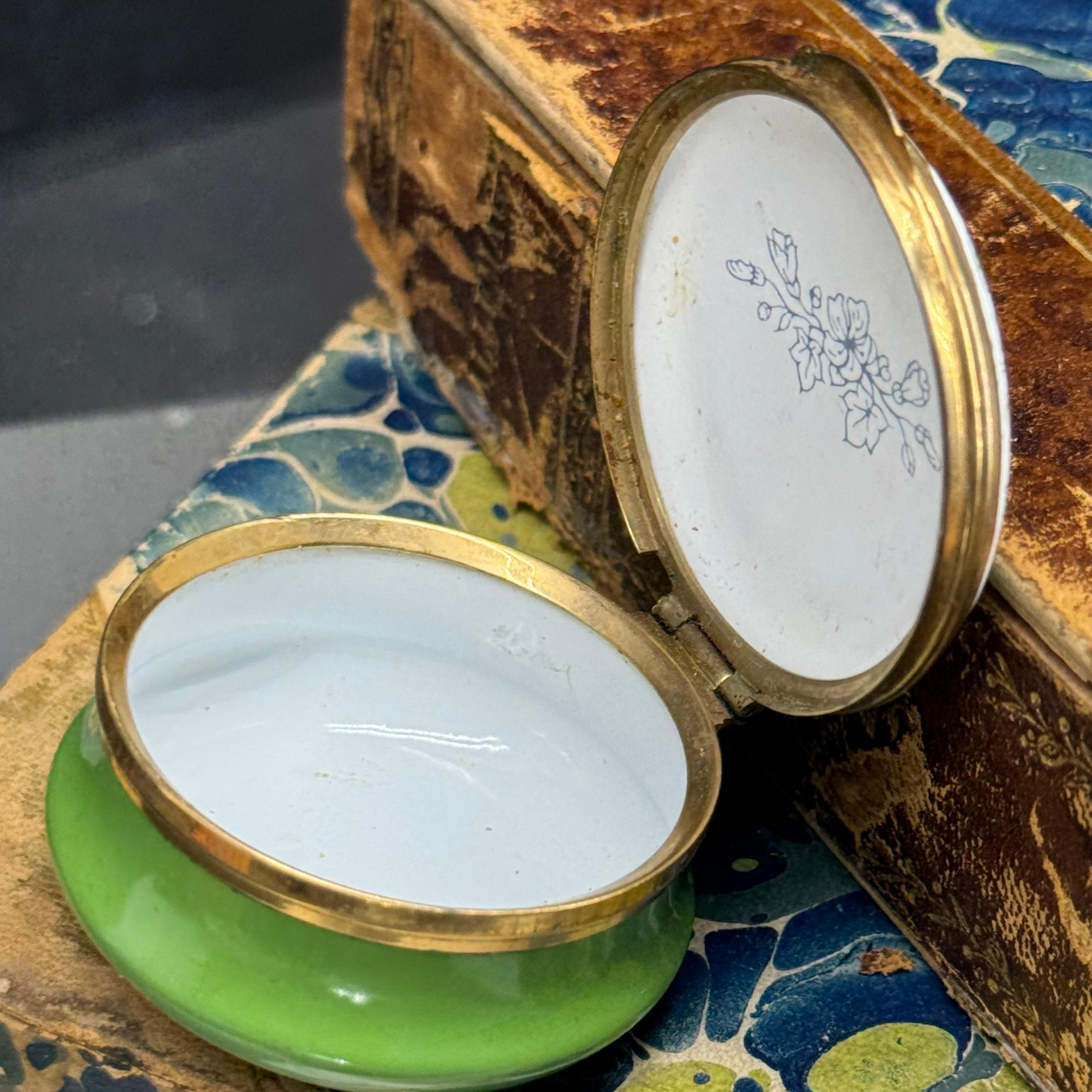 English Enamel Painted Trinket Box of a Bunny Rabbit For Sale 7
