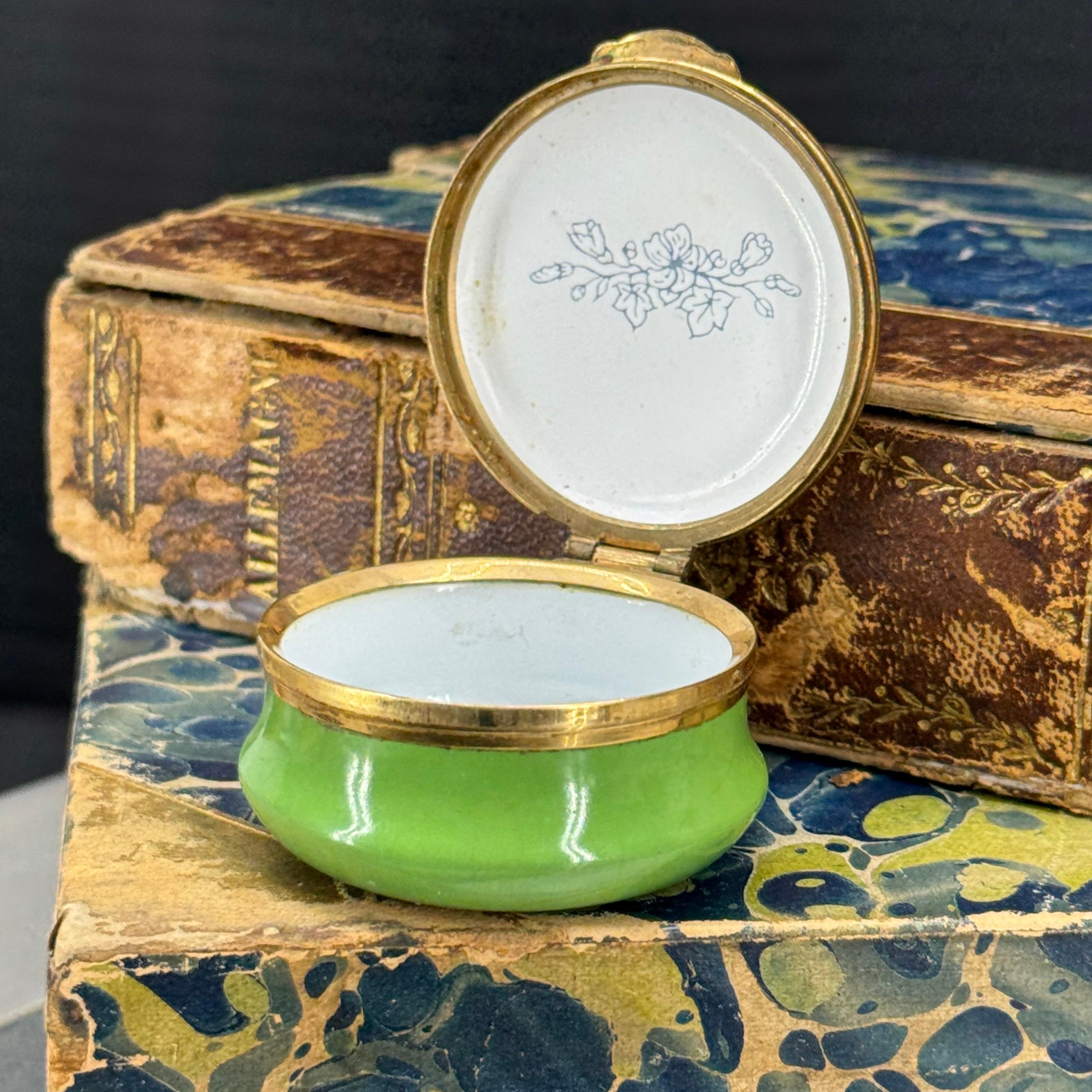 English Enamel Painted Trinket Box of a Bunny Rabbit For Sale 9