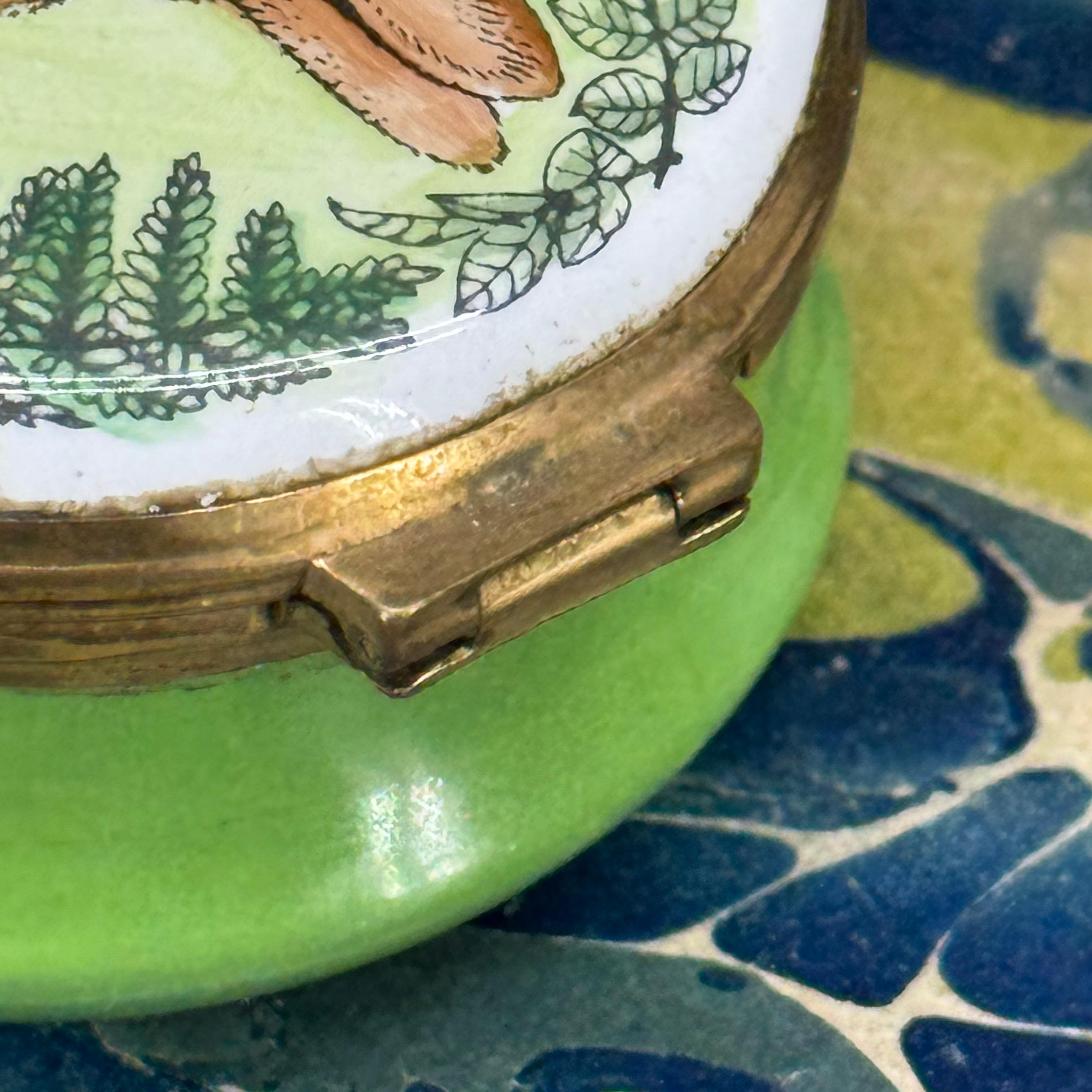 English Enamel Painted Trinket Box of a Bunny Rabbit In Good Condition For Sale In Haddonfield, NJ