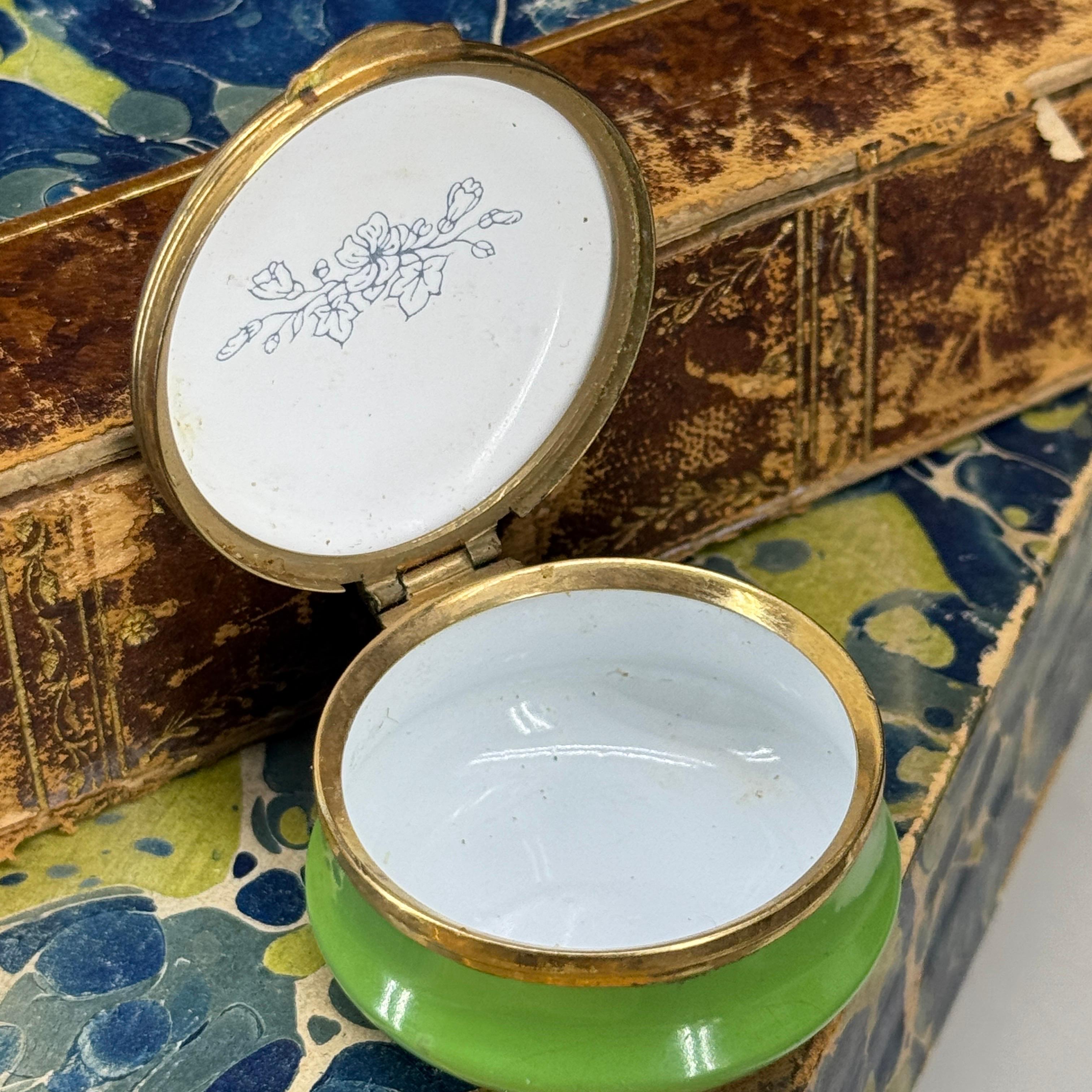 English Enamel Painted Trinket Box of a Bunny Rabbit For Sale 1