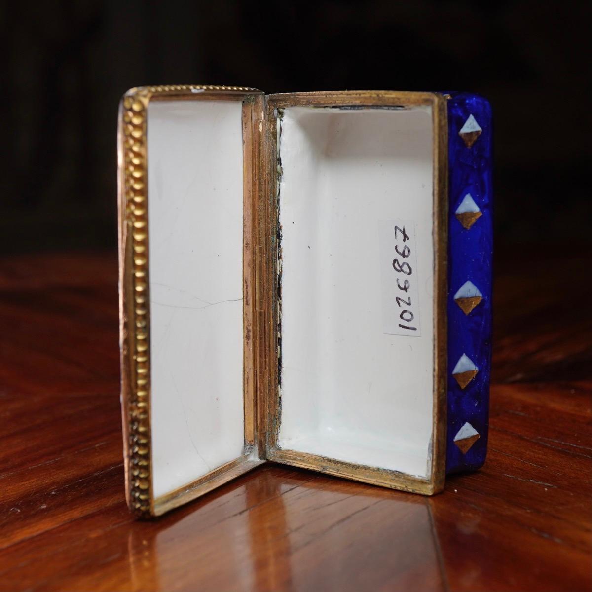 English Enamel Snuff Box, Blue with Flower Panel, circa 1780 In Good Condition For Sale In Geelong, Victoria