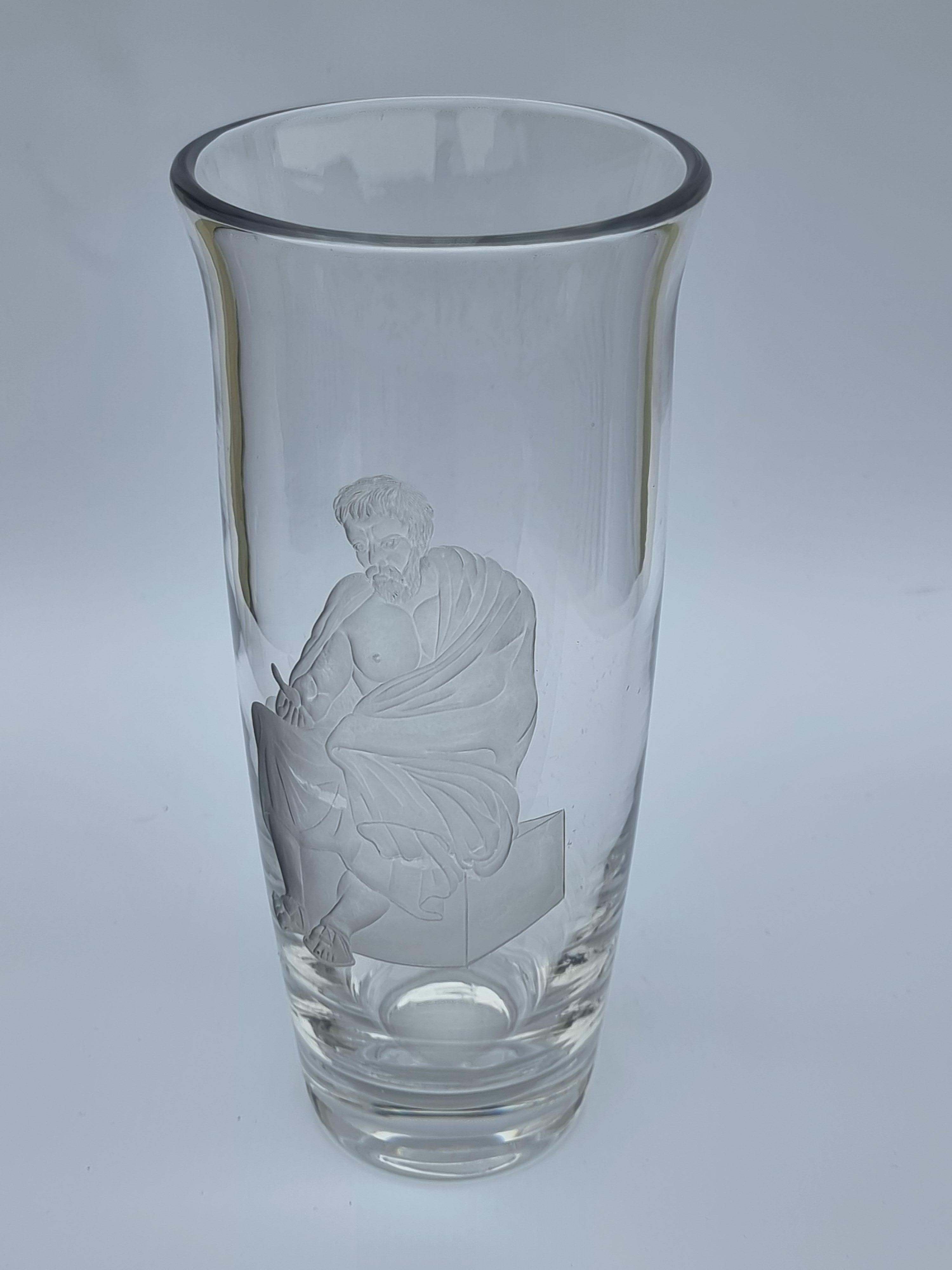 Vaso inglese in vetro inciso con Socrate, il filosofo greco, 1920 circa in vendita 3