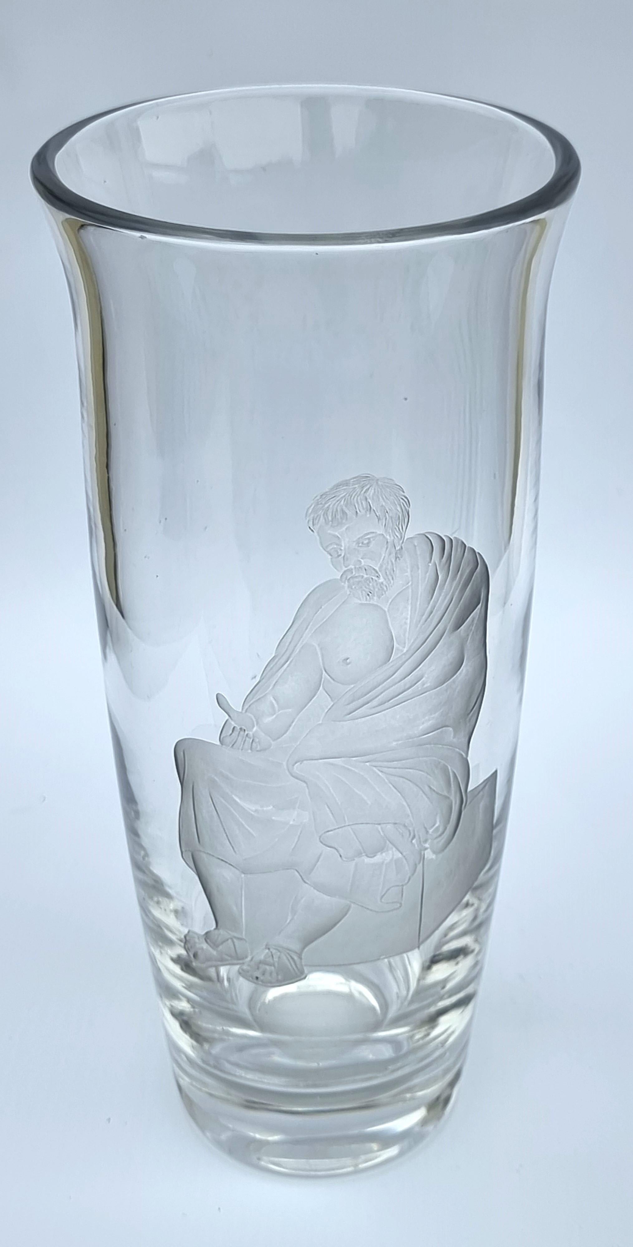 Vaso inglese in vetro inciso con Socrate, il filosofo greco, 1920 circa in vendita 4