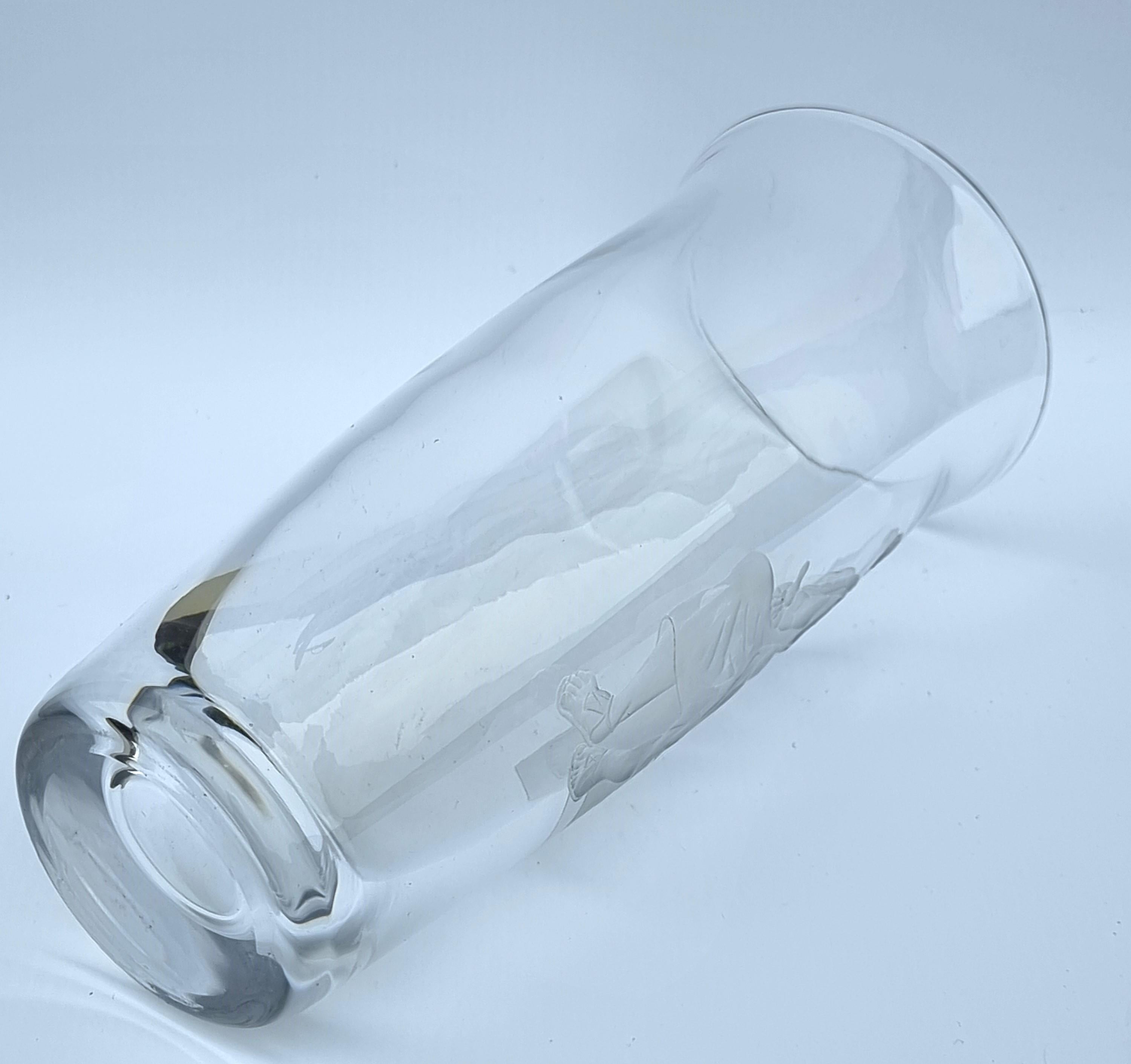Vaso inglese in vetro inciso con Socrate, il filosofo greco, 1920 circa in vendita 5