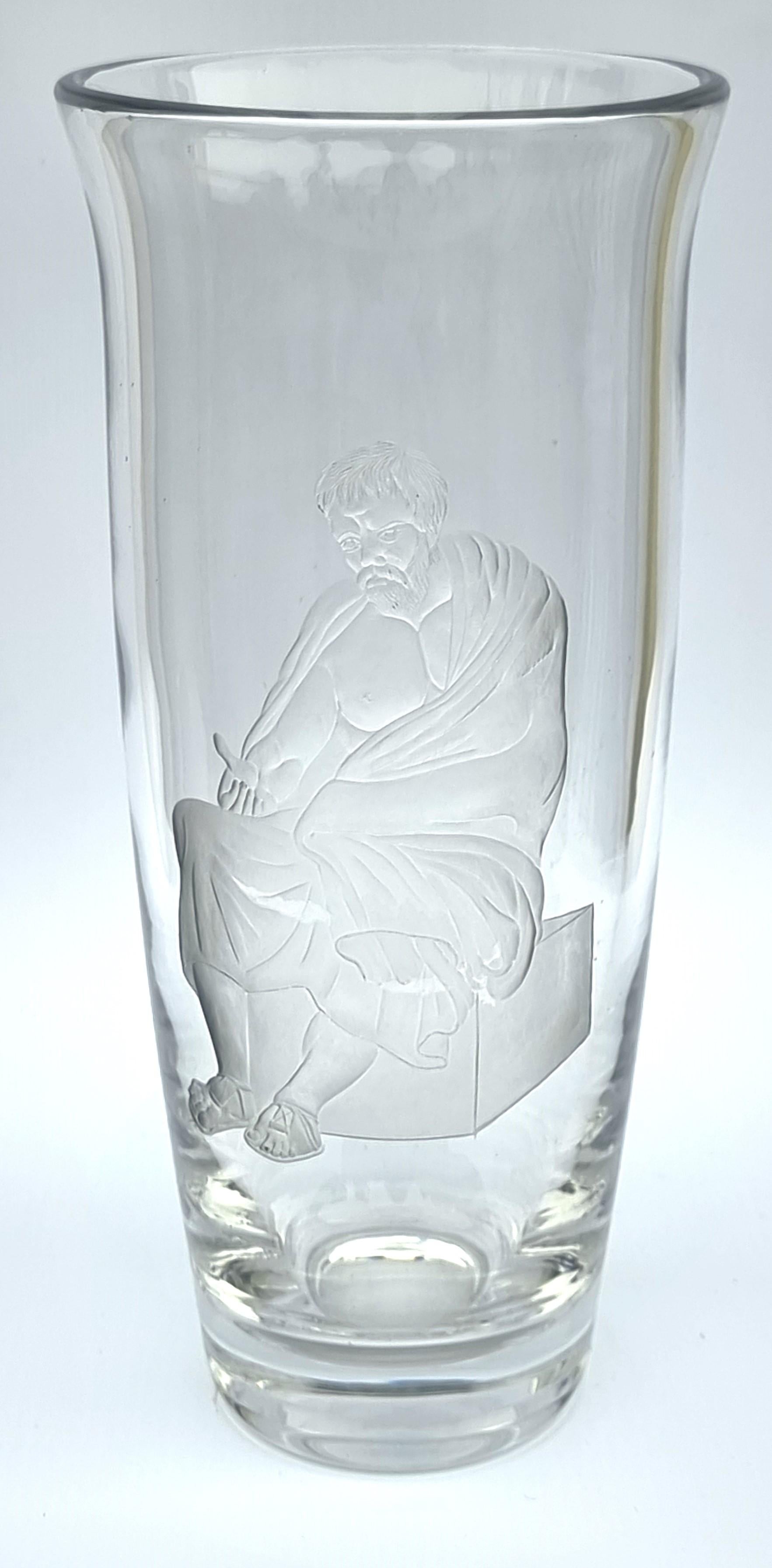 Questo superbo vaso inglese in vetro trasparente inciso a ruota proviene molto probabilmente da una delle fabbriche di Stourbridge e risale al 1920 circa.

Il vaso è realizzato in vetro spesso e pesante e ha una forma alta e sottile con un bordo