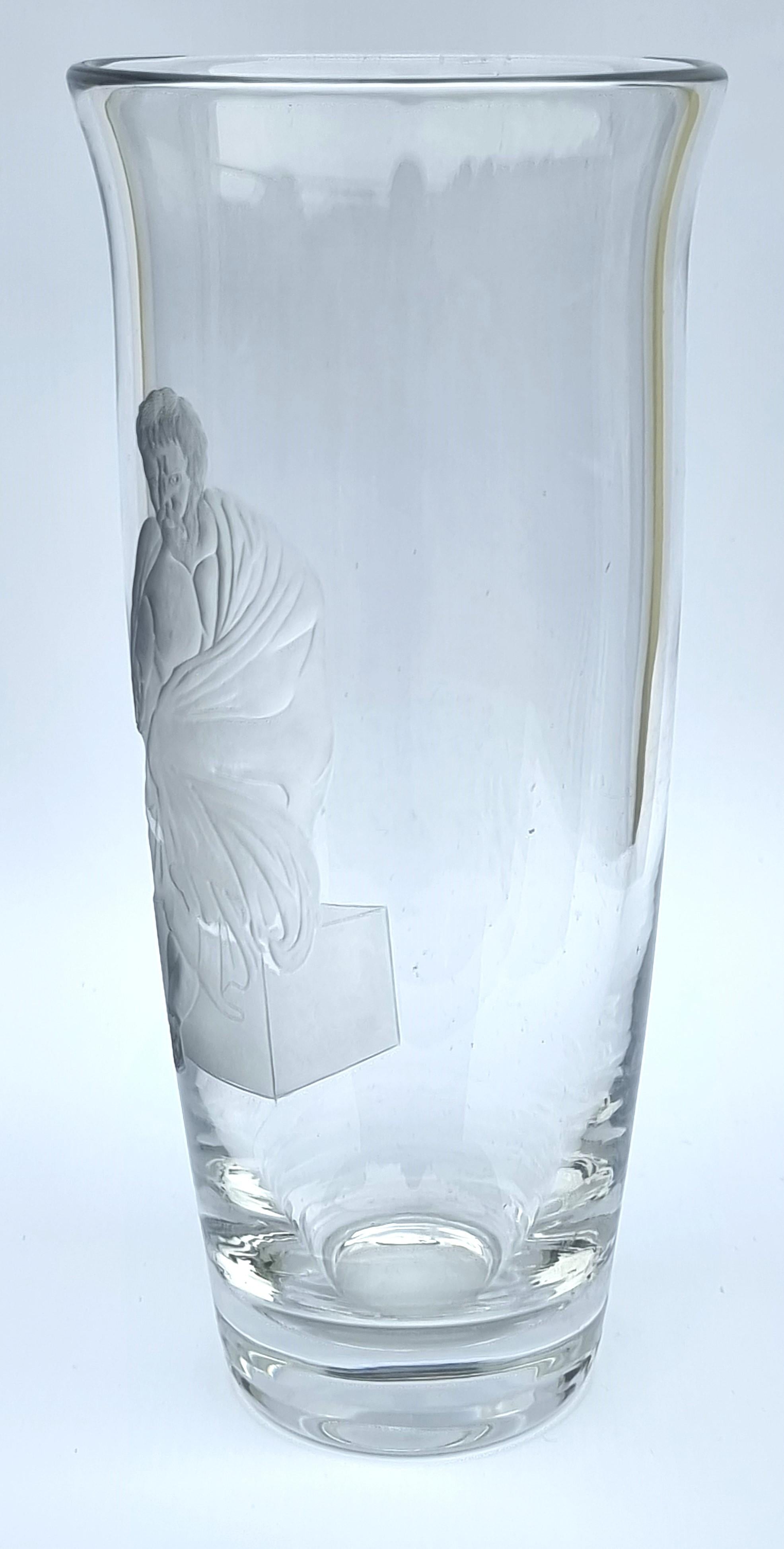 Greco classico Vaso inglese in vetro inciso con Socrate, il filosofo greco, 1920 circa in vendita