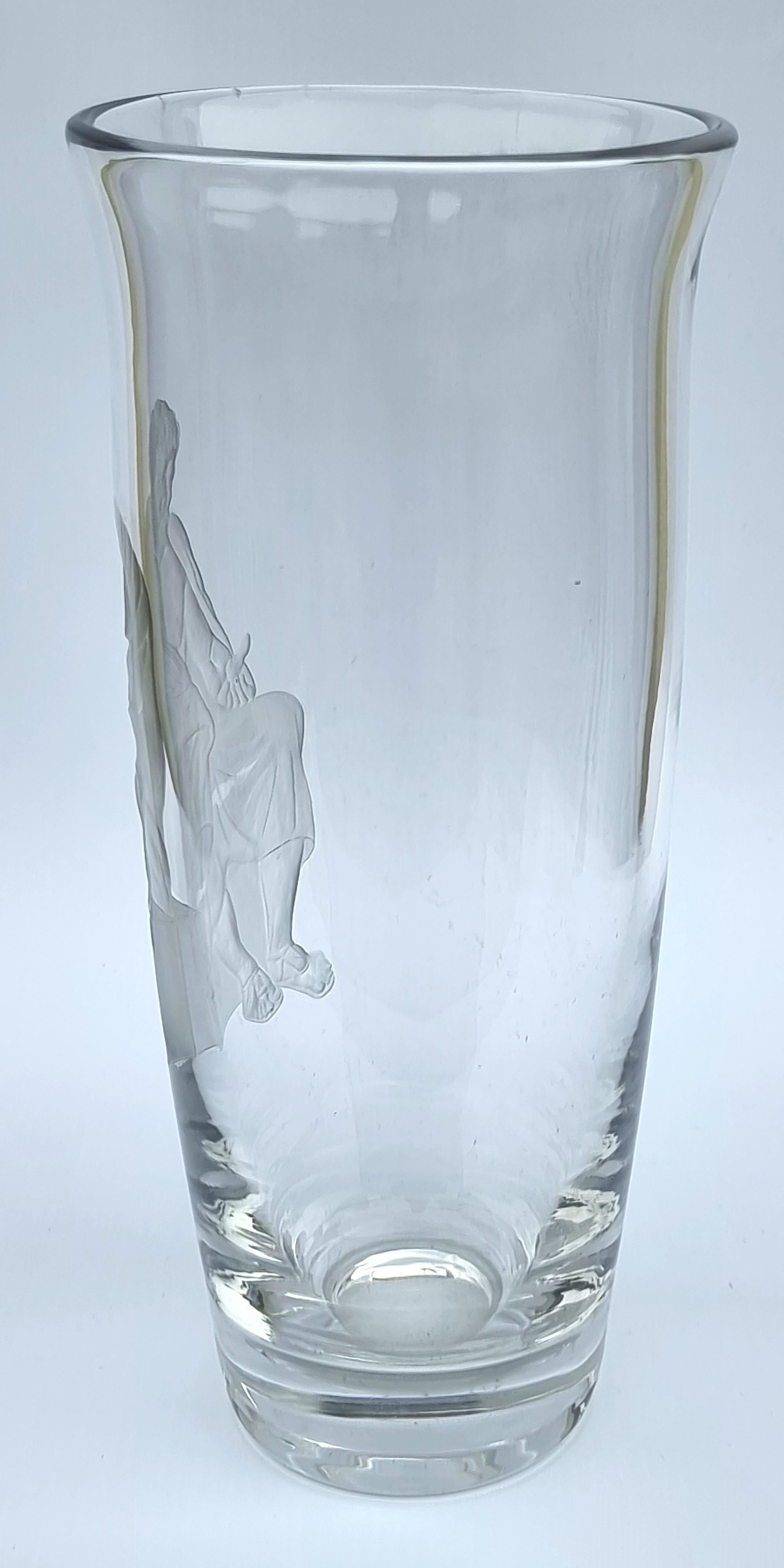 Britannico Vaso inglese in vetro inciso con Socrate, il filosofo greco, 1920 circa in vendita