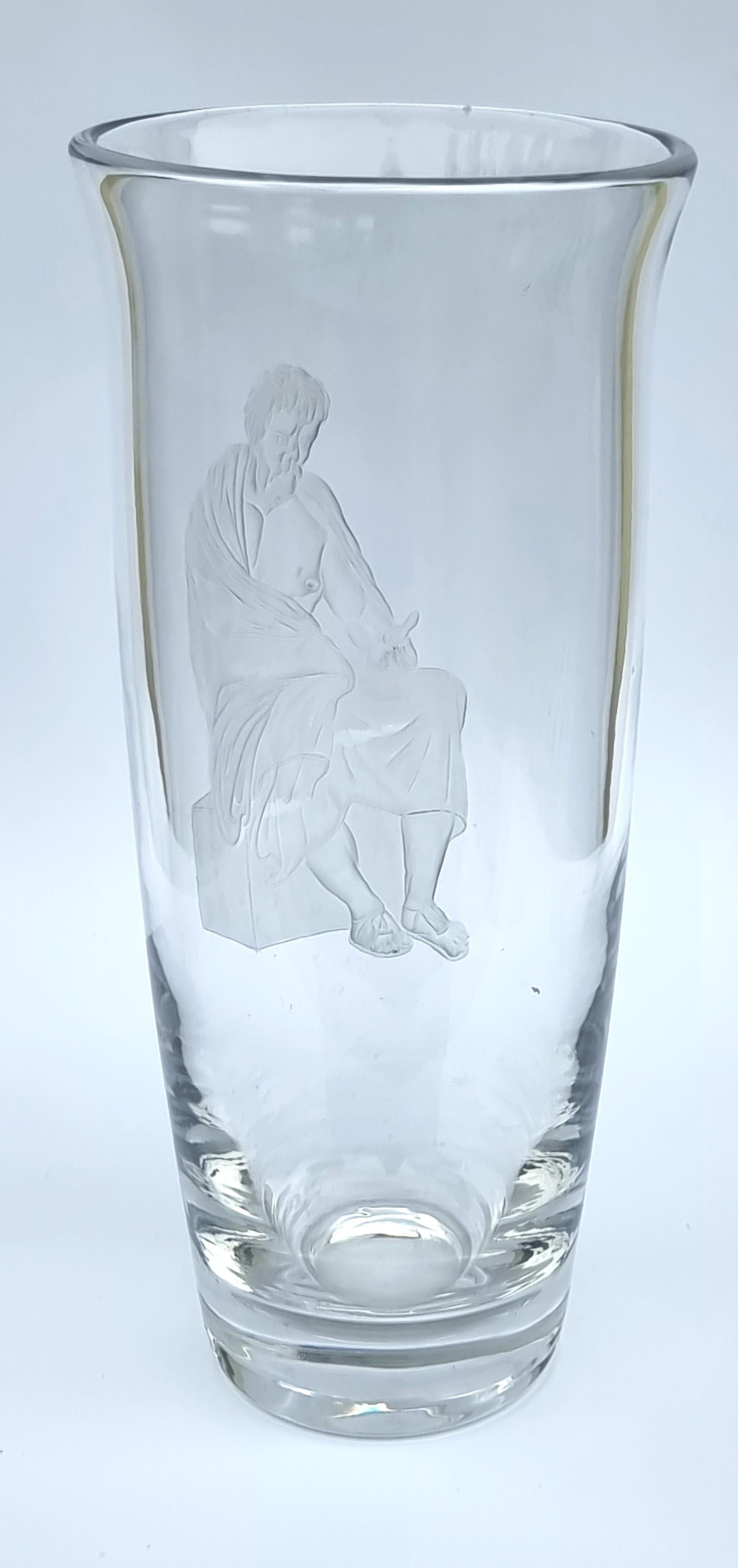 Fatto a mano Vaso inglese in vetro inciso con Socrate, il filosofo greco, 1920 circa in vendita