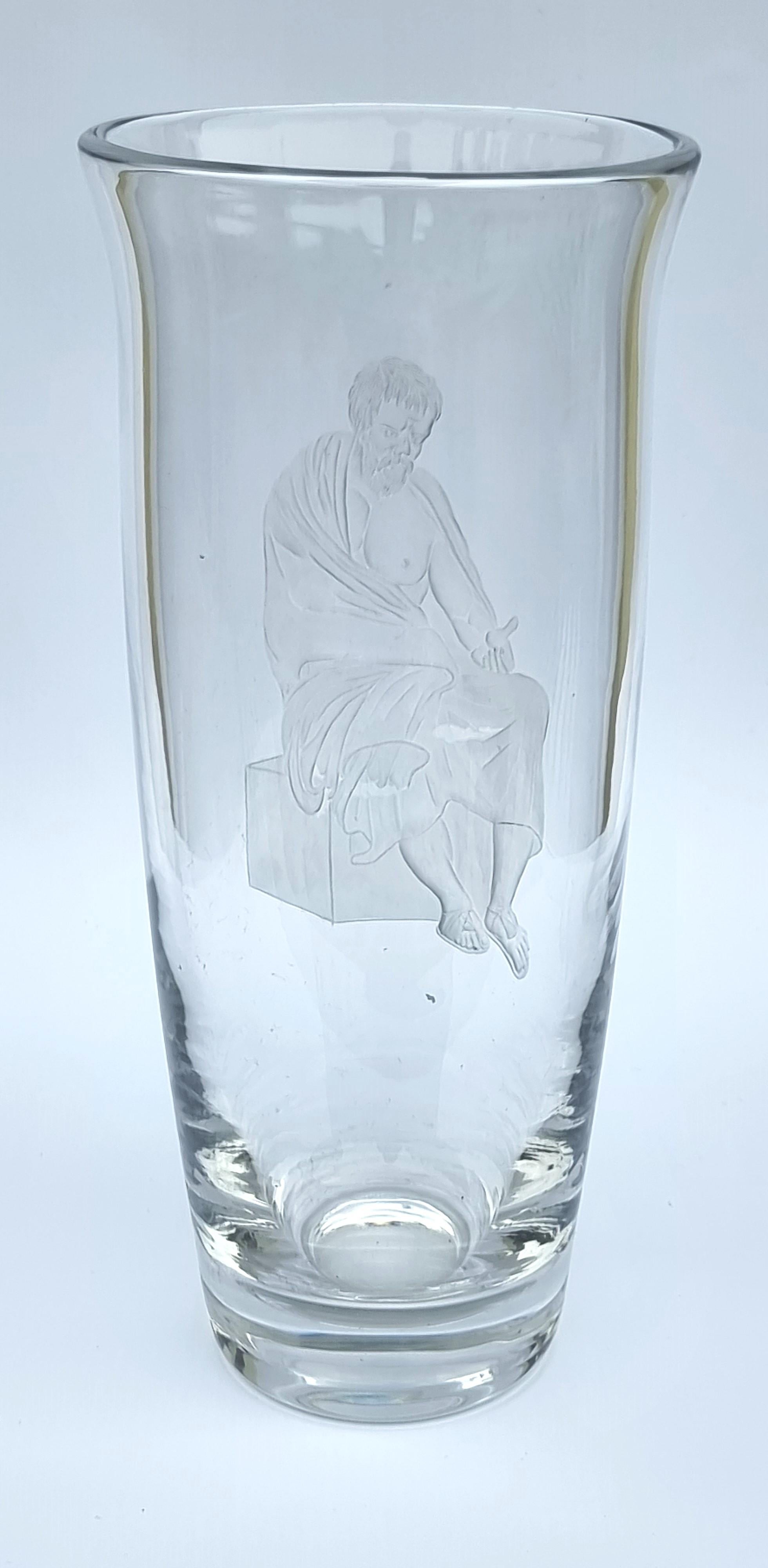 Vaso inglese in vetro inciso con Socrate, il filosofo greco, 1920 circa In condizioni buone in vendita a Central England, GB