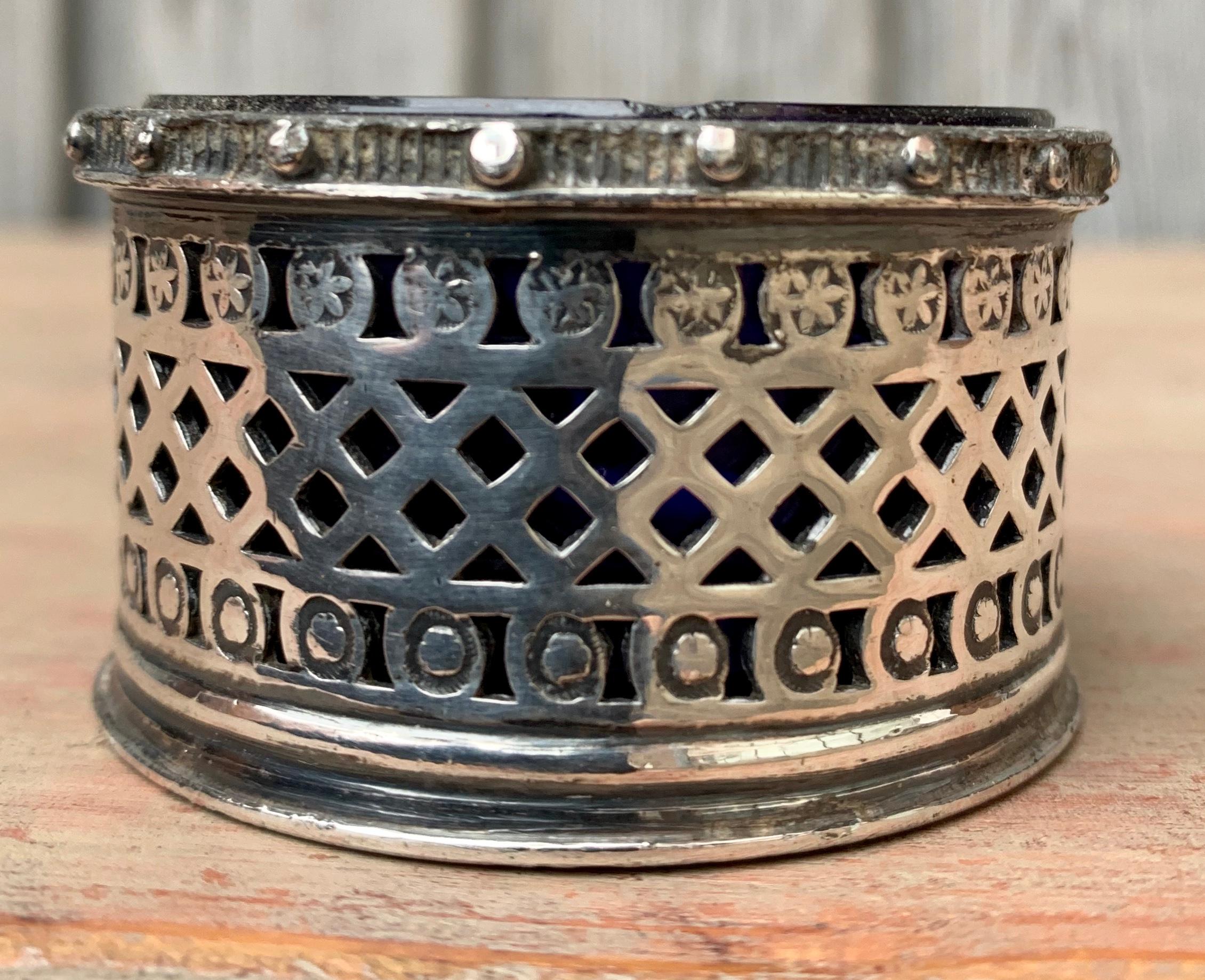 Salero de Plata Inglés EPBM Sheffield con Inserto de Vidrio Azul en Bueno estado para la venta en Haddonfield, NJ