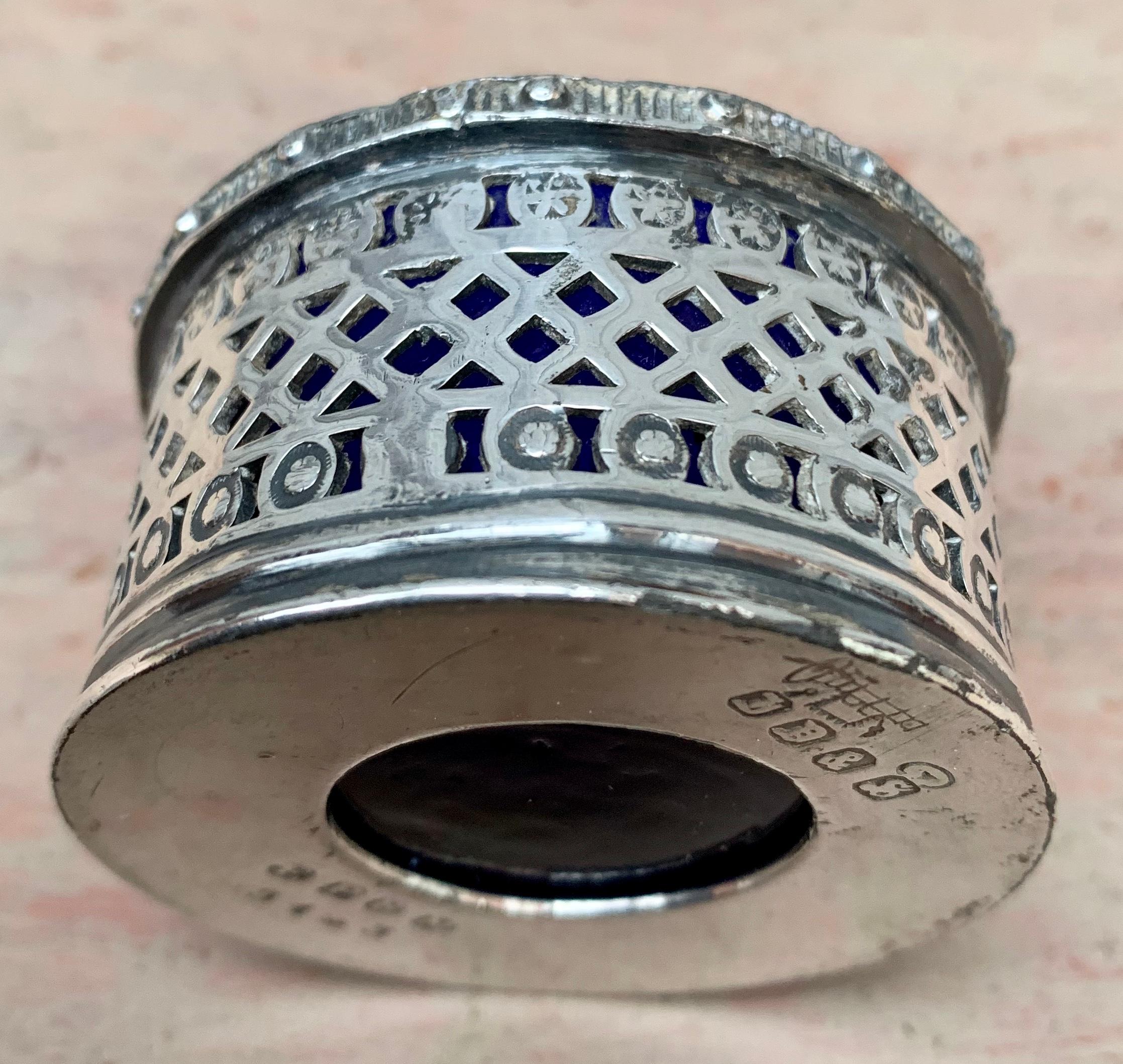 Salero de Plata Inglés EPBM Sheffield con Inserto de Vidrio Azul principios del siglo XX en venta