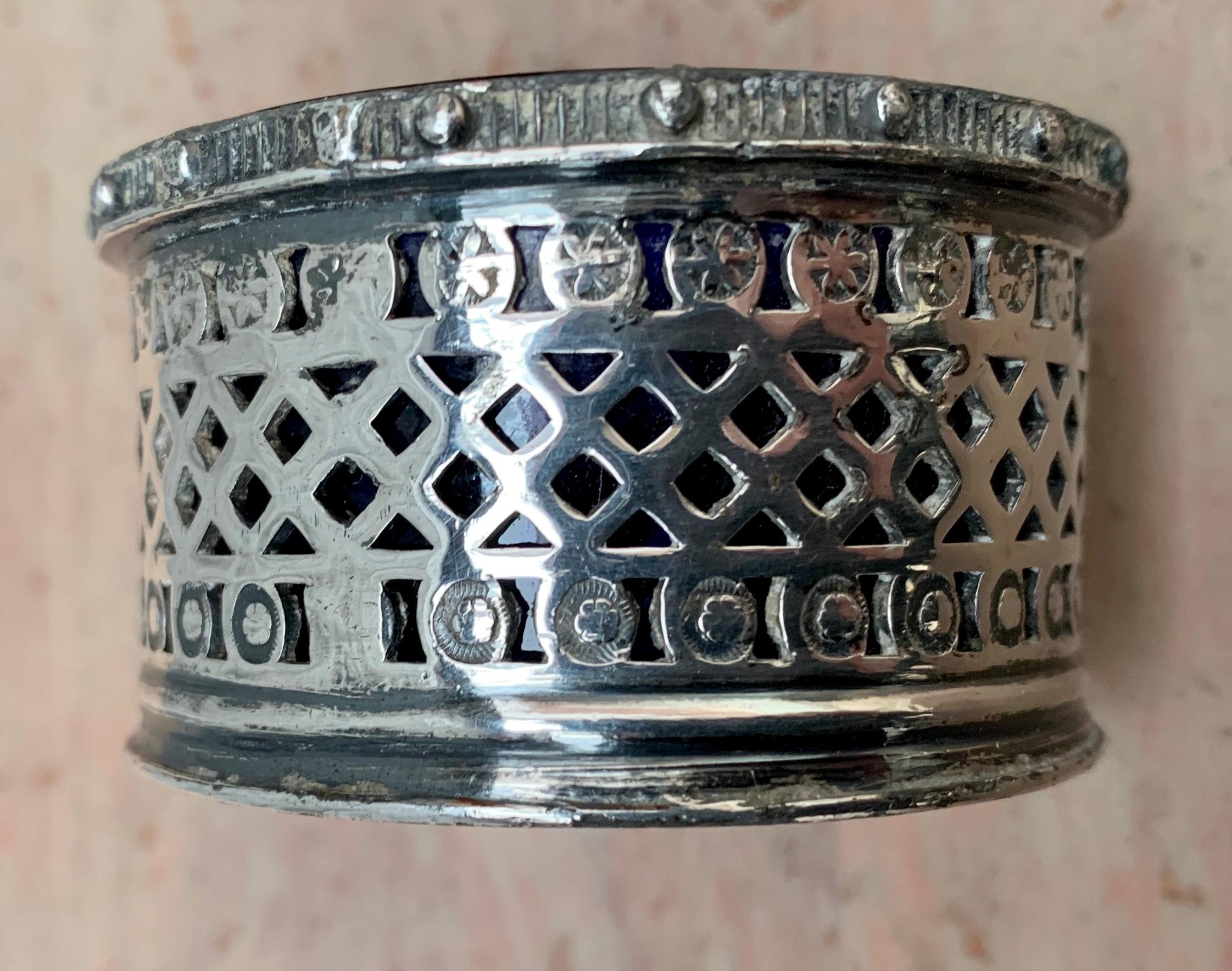 English EPBM Sheffield Silver Salt Cellar with Blue Glass Insert In Good Condition For Sale In Haddonfield, NJ