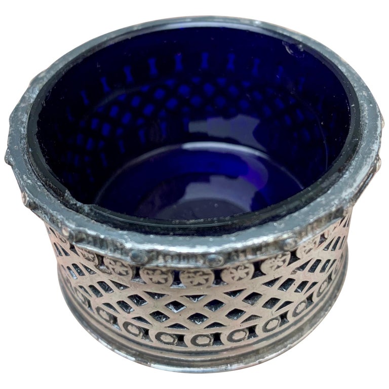 Englisches EPBM Sheffield Silber-Salzstreuer mit blauem Glaseinsatz, EPBM im Angebot bei 1stDibs Deutschland