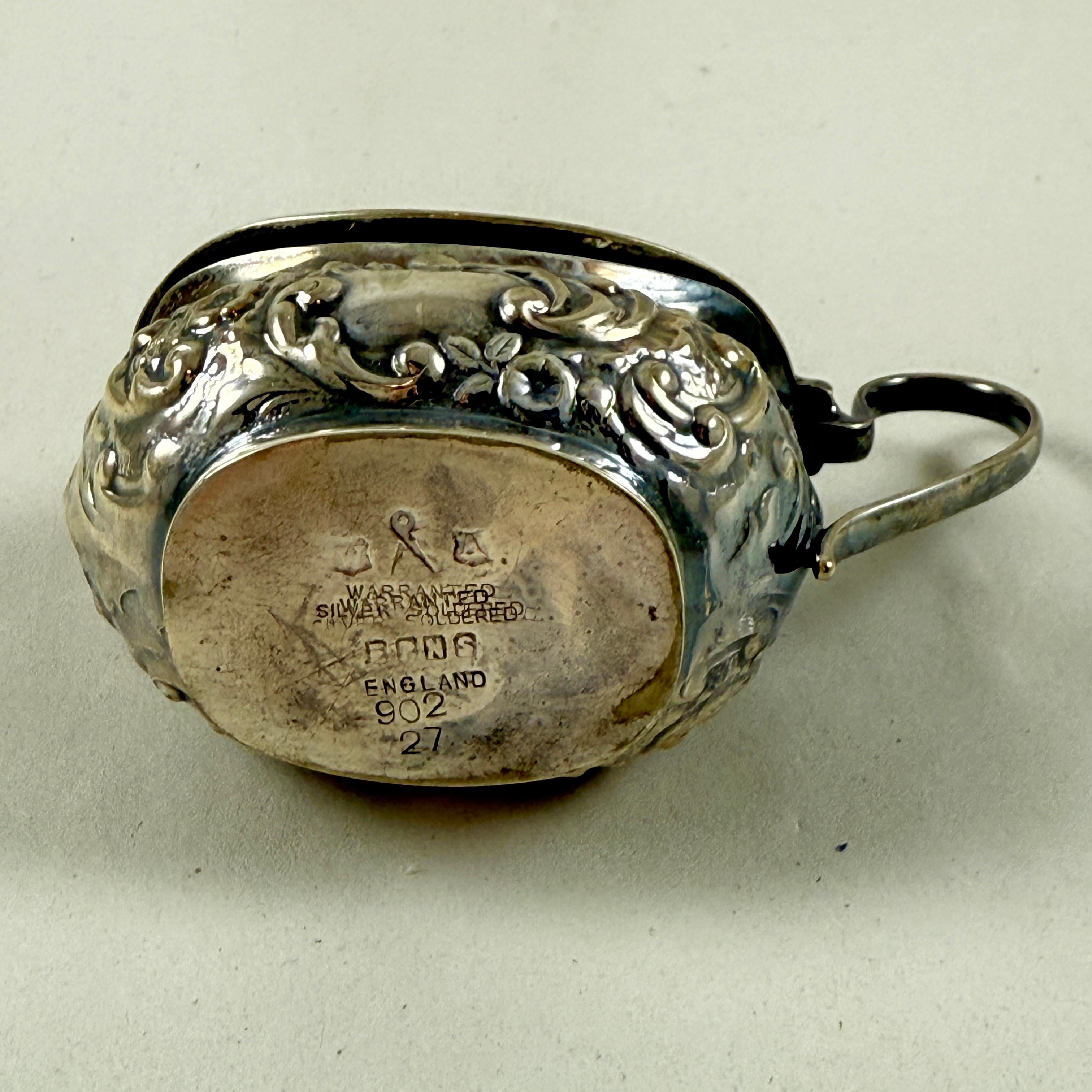 Salière anglaise EPNS ornée d'argent en vente 2