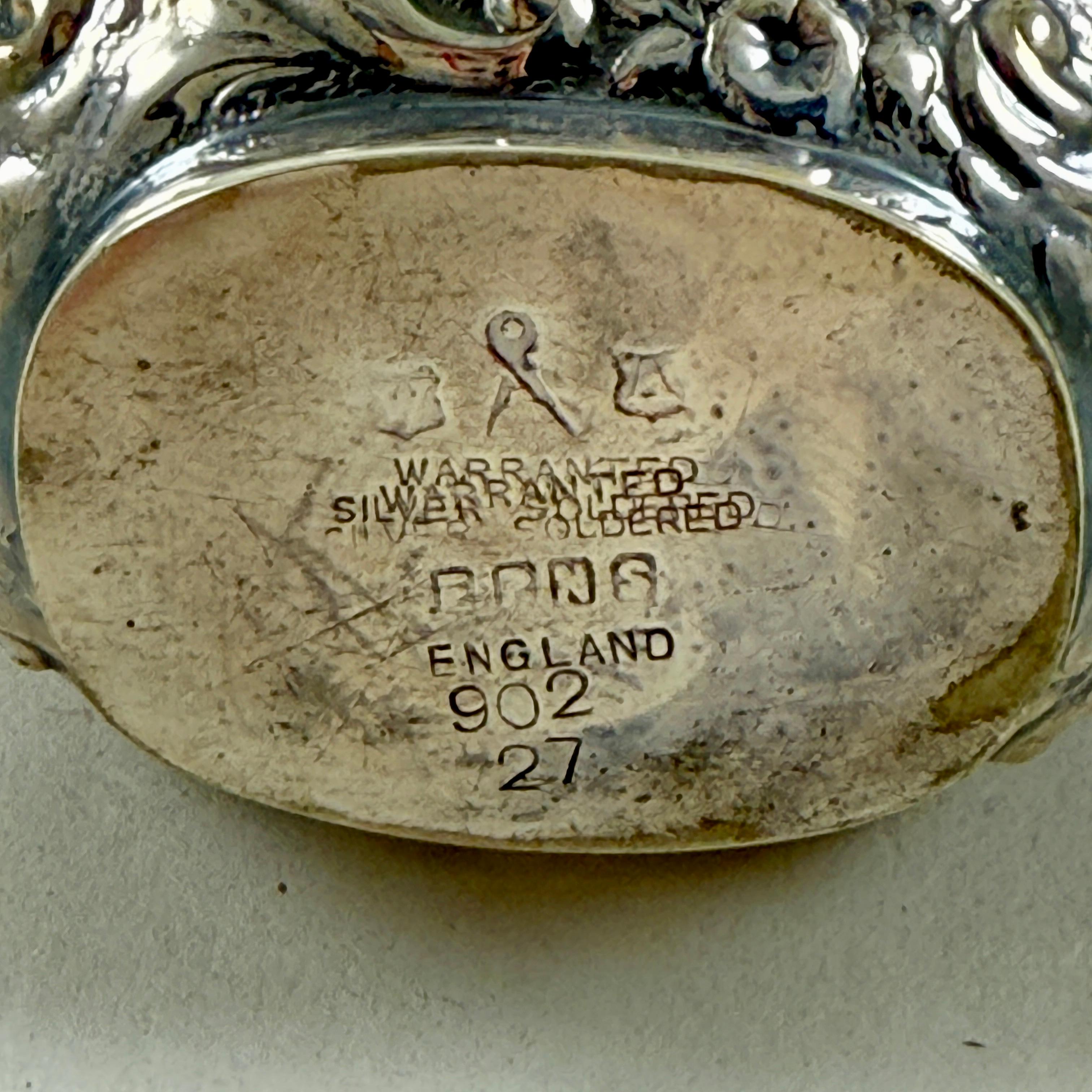 Salière anglaise EPNS ornée d'argent en vente 3