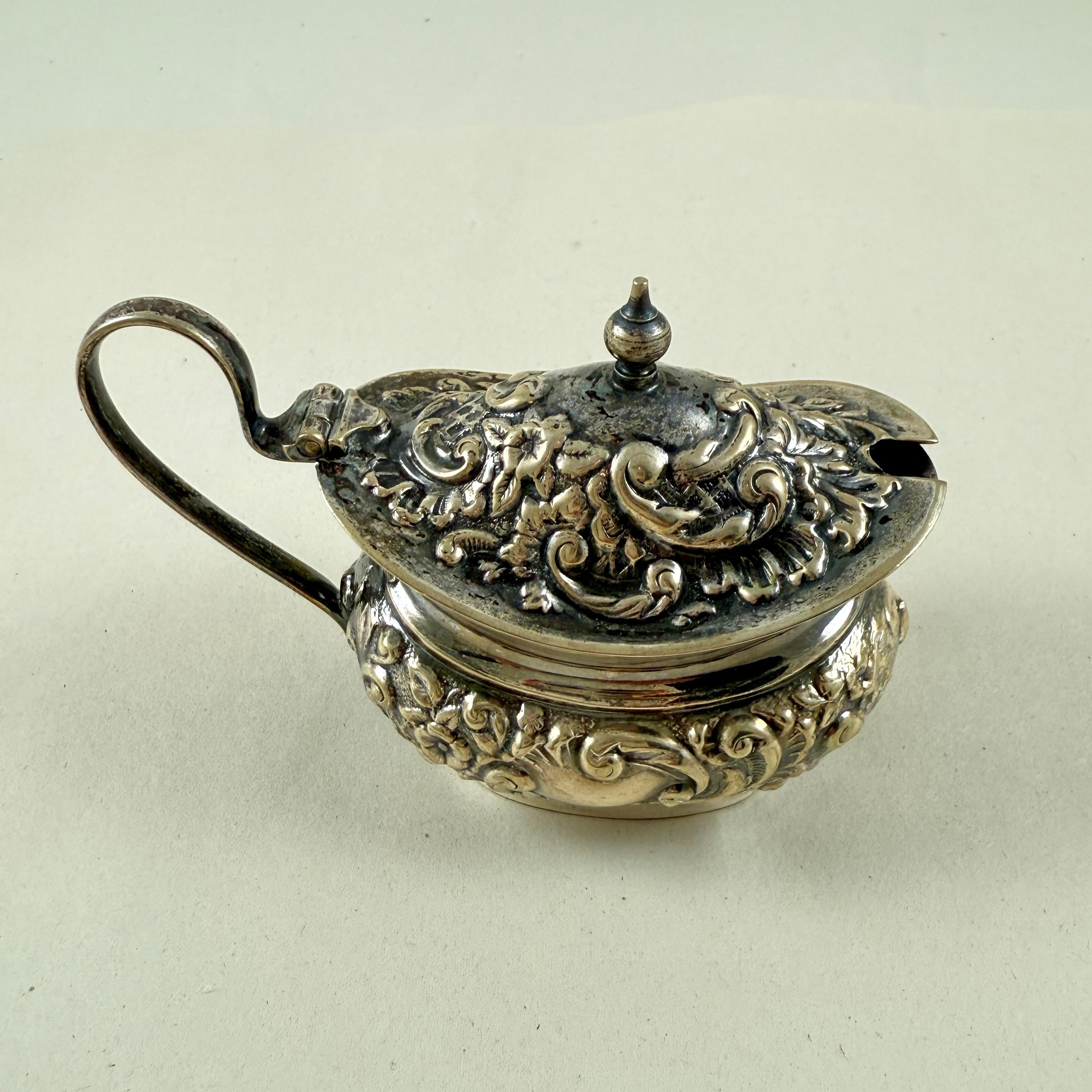 Style international Salière anglaise EPNS ornée d'argent en vente