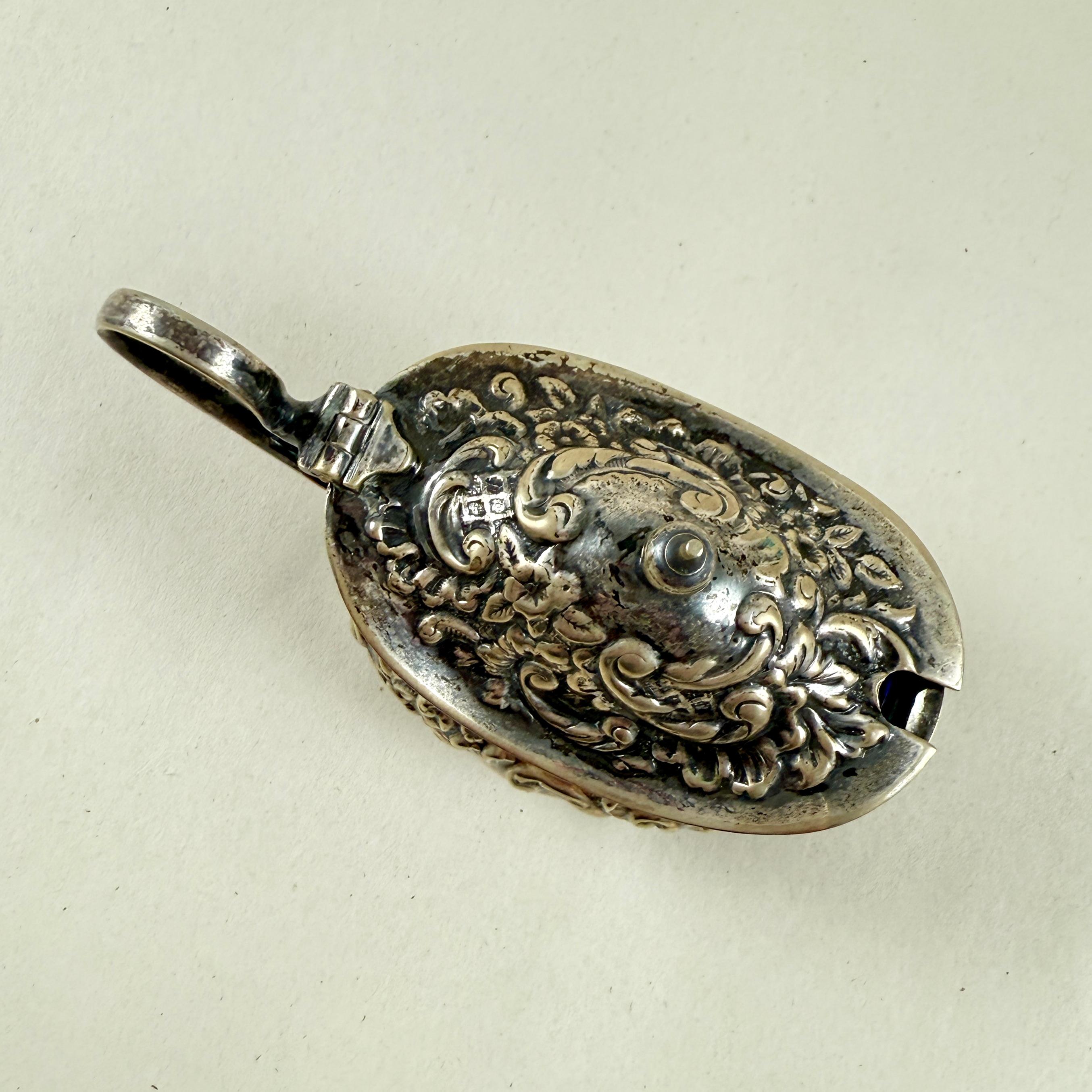 Salière anglaise EPNS ornée d'argent Bon état - En vente à Philadelphia, PA