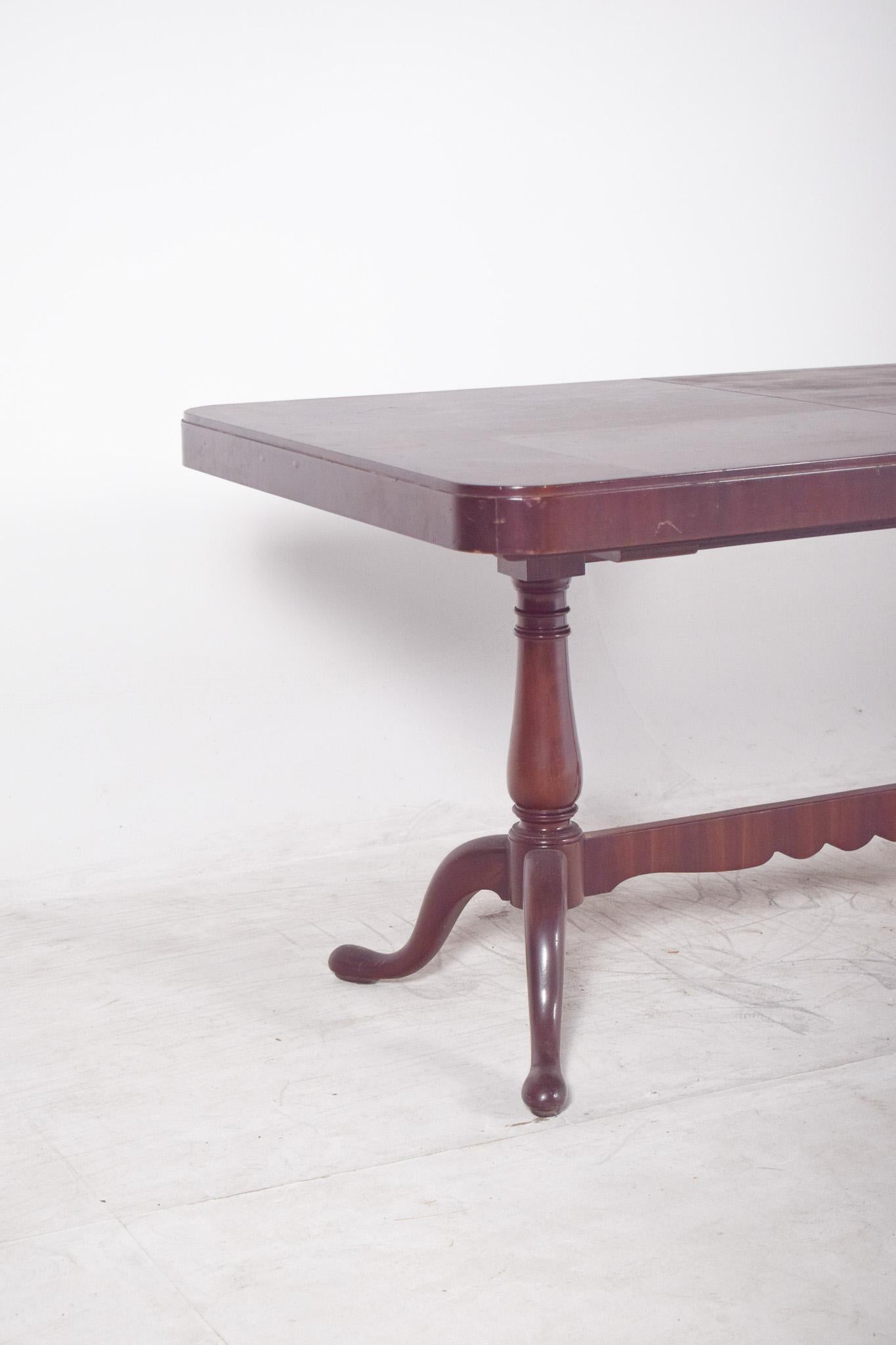 Victorian English Extendable Dining Table in Walnut For Sale