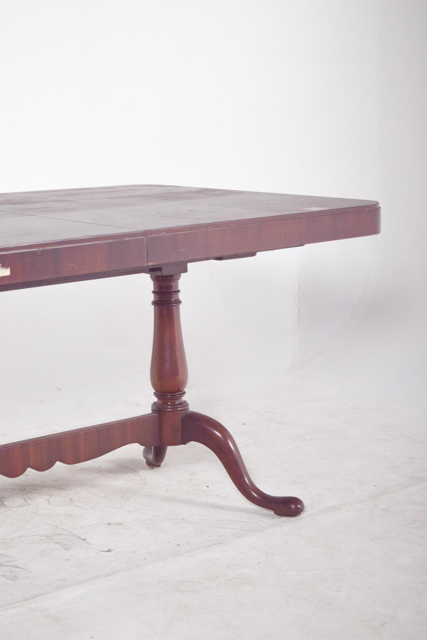 English Extendable Dining Table in Walnut In Fair Condition For Sale In Lisboa, Lisboa