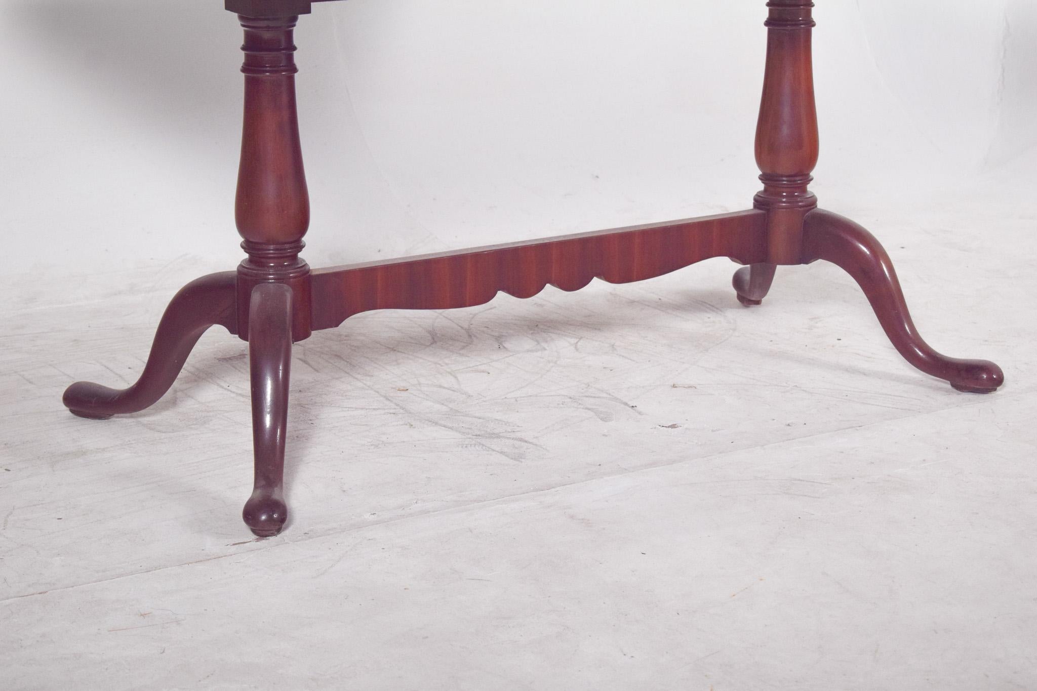 20th Century English Extendable Dining Table in Walnut For Sale