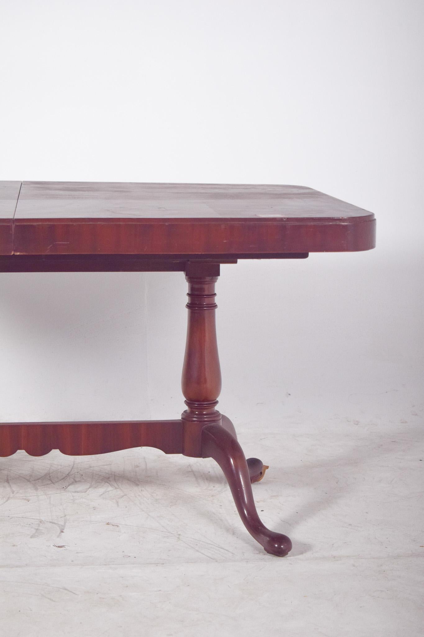 English Extendable Dining Table in Walnut For Sale 1