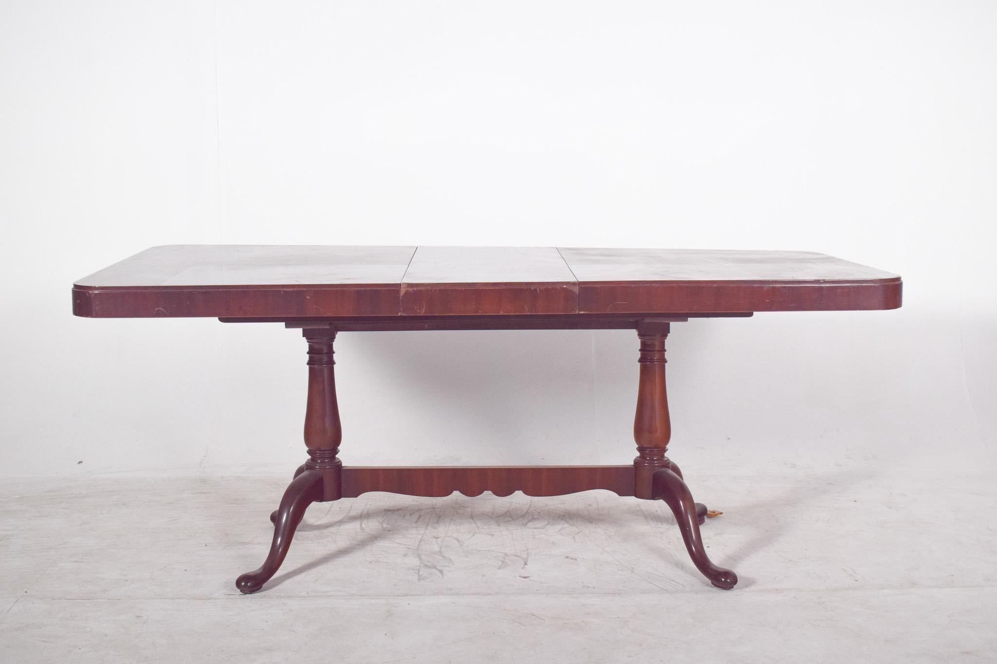 English Extendable Dining Table in Walnut For Sale 2
