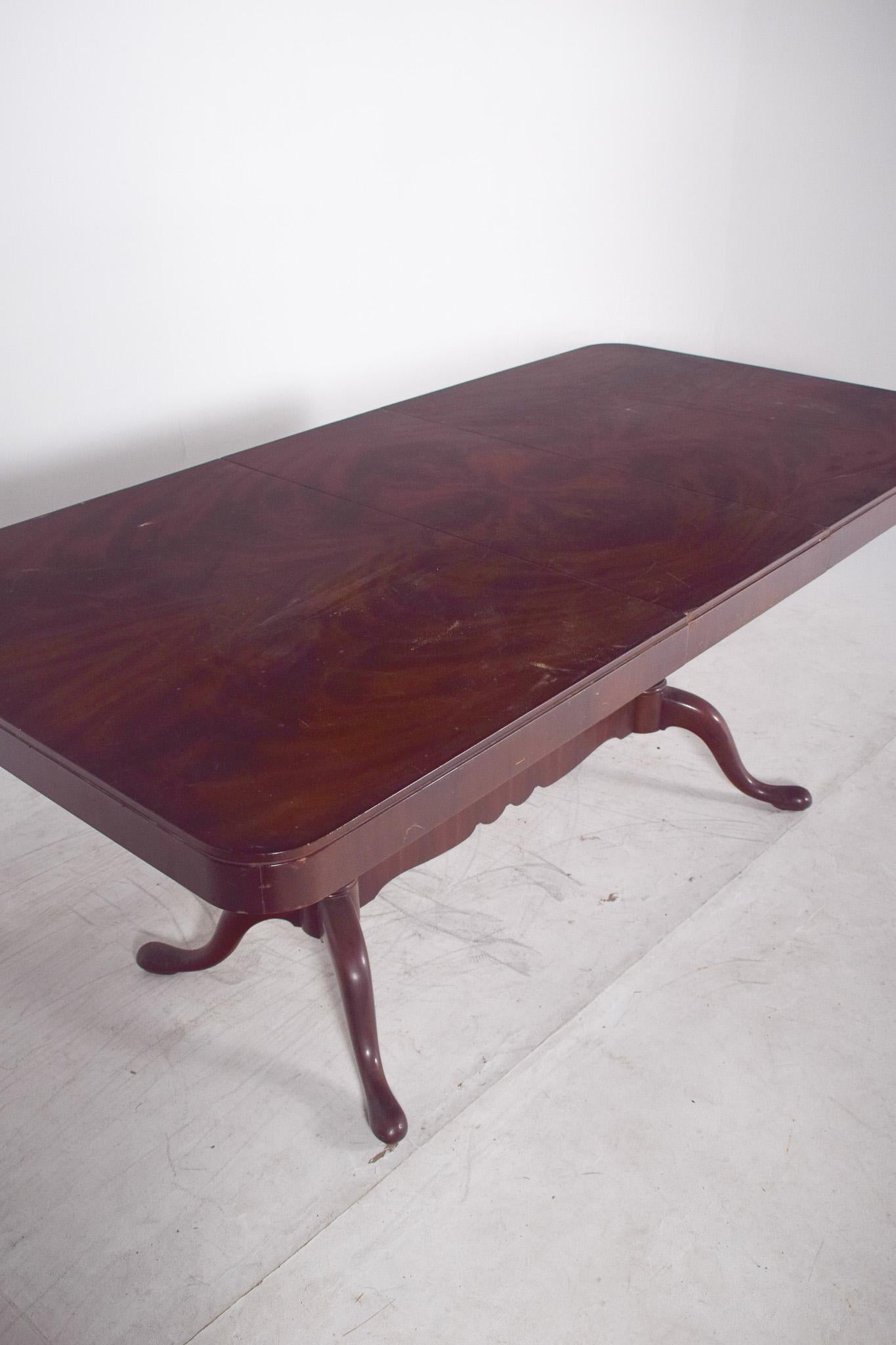 English Extendable Dining Table in Walnut For Sale 3