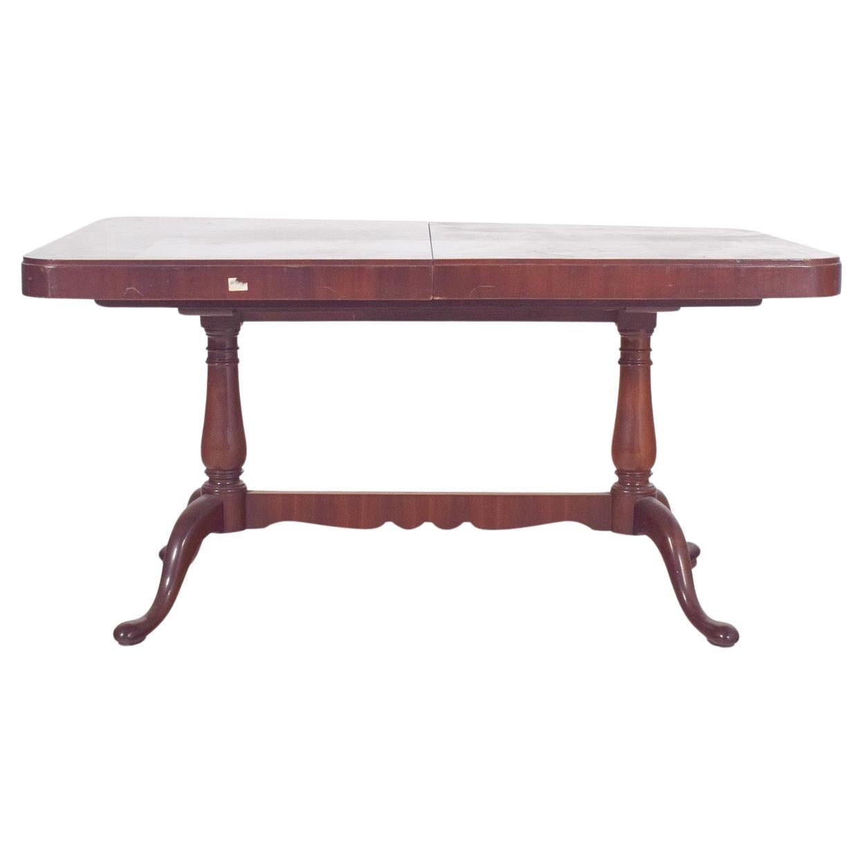 English Extendable Dining Table in Walnut For Sale
