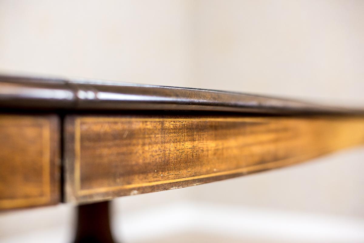 English, Extendable Dining Table Veneered with Mahogany, circa 1920 For Sale 10