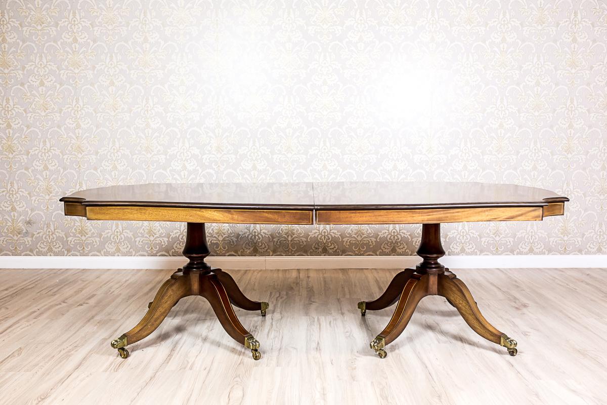 Wir präsentieren Ihnen diesen großen, interessanten Tisch im George-III-Stil, der aus zwei miteinander verbundenen Segmenten besteht.
Jedes Segment wird von einem separaten Korpus getragen, der mit einem Vierfuß endet, der als unabhängiger