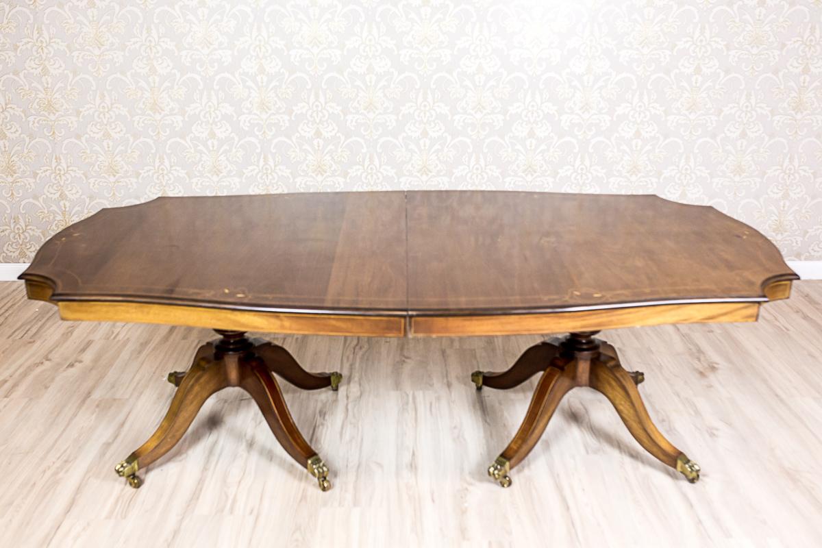 British English, Extendable Dining Table Veneered with Mahogany, circa 1920 For Sale