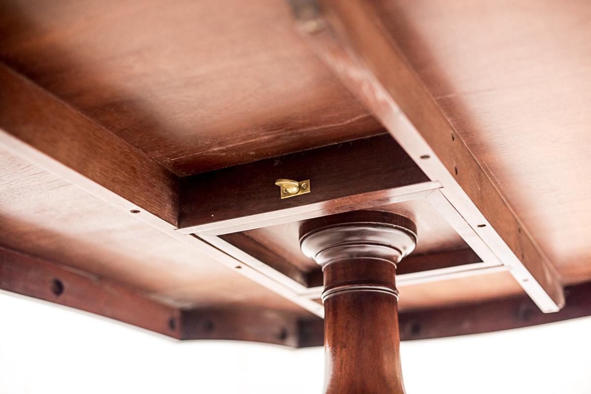 English, Extendable Dining Table Veneered with Mahogany, circa 1920 For Sale 2