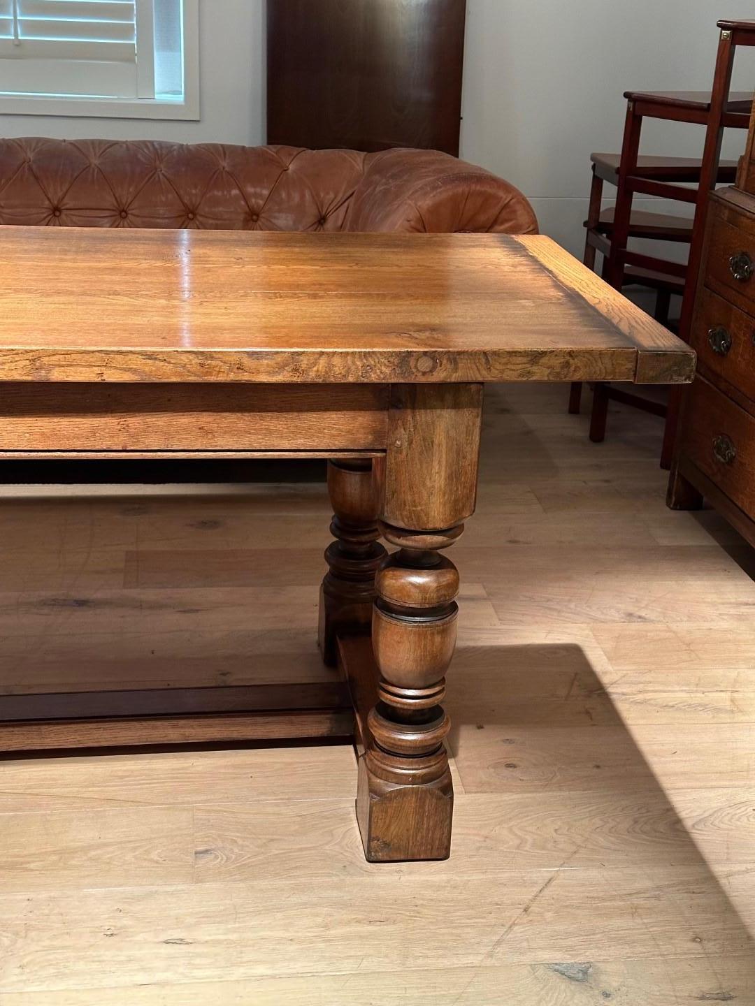 Magnifique table de salle à manger en chêne anglais rural. Entièrement en bon état. Très solide.
Origine : Angleterre
Période : fin du 20e siècle
Type de bois : Chêne
Taille : 243cm x 75cm x h.76cm