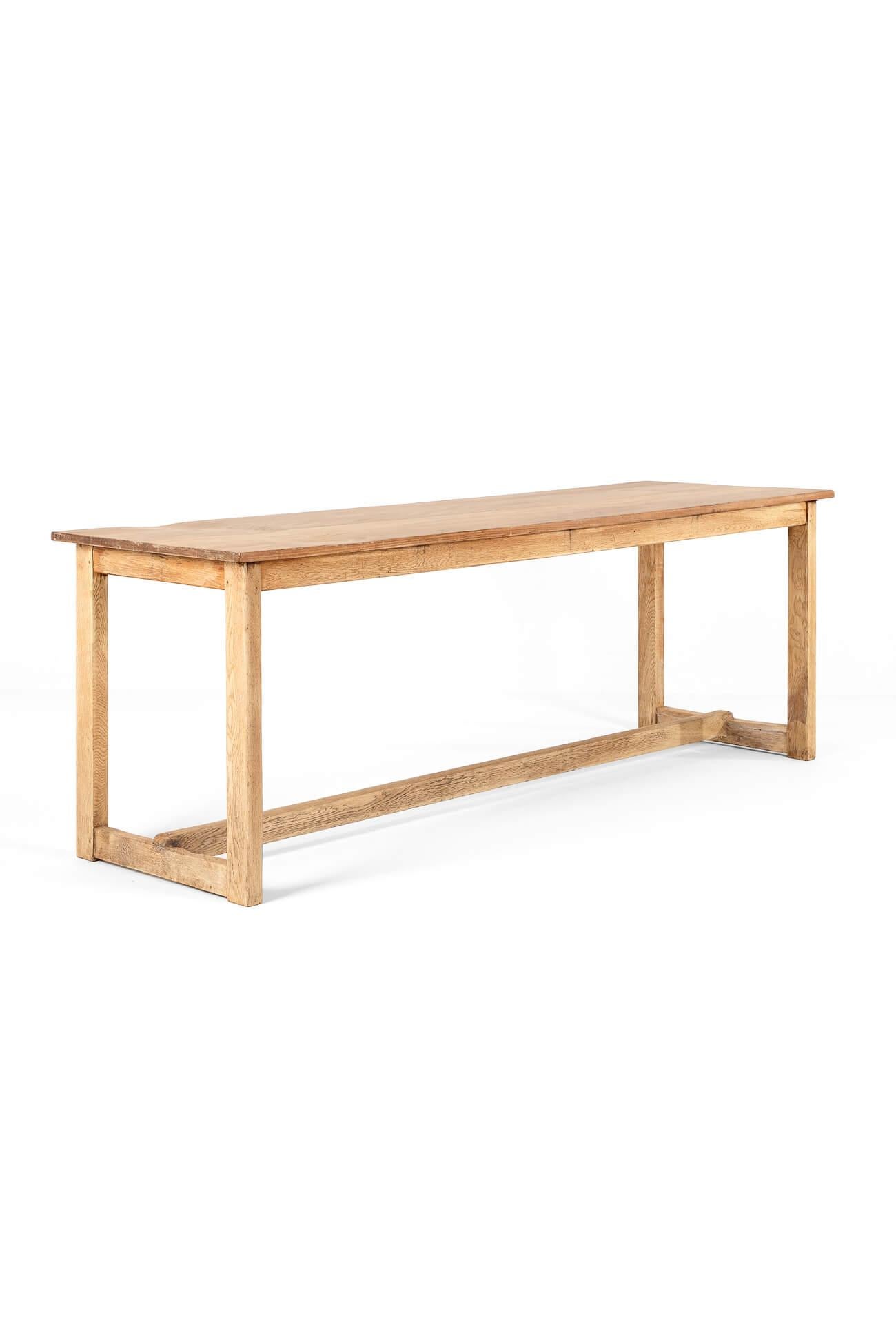 A wonderful example of an English scrubbed farmhouse table.

The thick pine top has a superb colour and grain full of charm with curves and imperfections adding to the appeal.

The oak base is raised on four block legs united with an H-shaped
