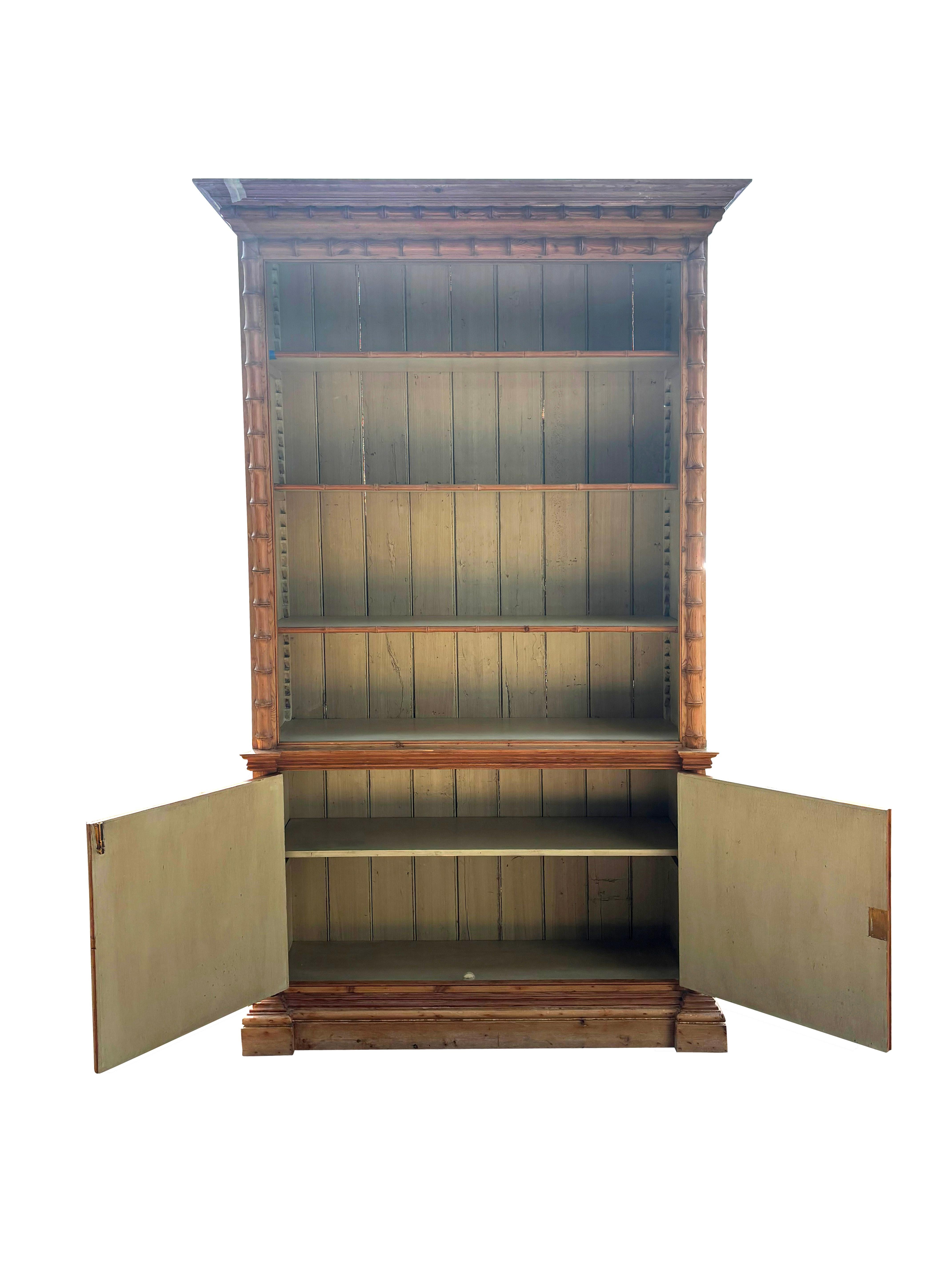 Mobile libreria inglese in finto bambù di pino in vendita 1