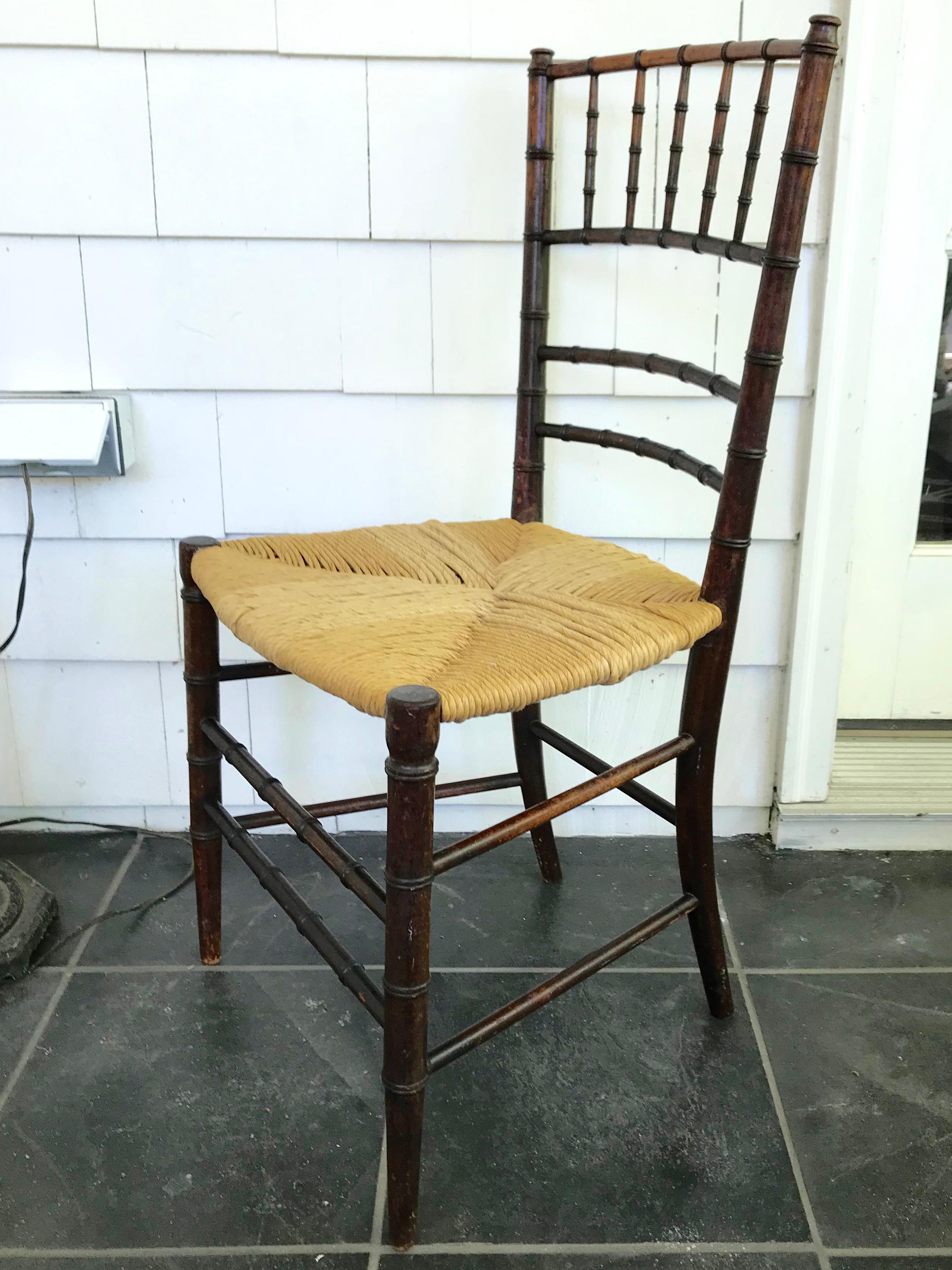 Chaise d'appoint anglaise en faux bambou. Chaise d'appoint/chaise d'enfant en bois tourné foncé sculpté pour ressembler à du bambou foncé avec assise en jonc, Angleterre, fin du XIXe siècle.
Dimensions : 31