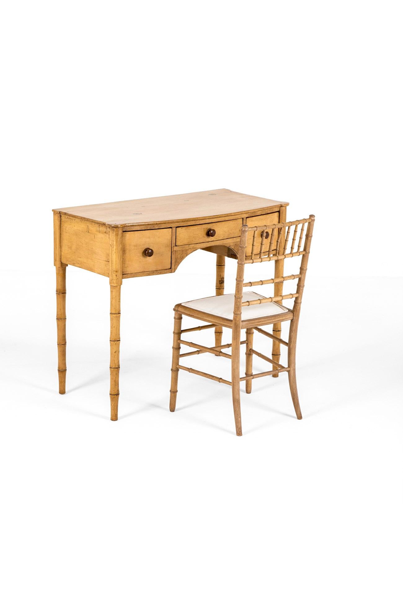 Intagliato a mano Scrivania e sedia vittoriana in finto bambù inglese in vendita