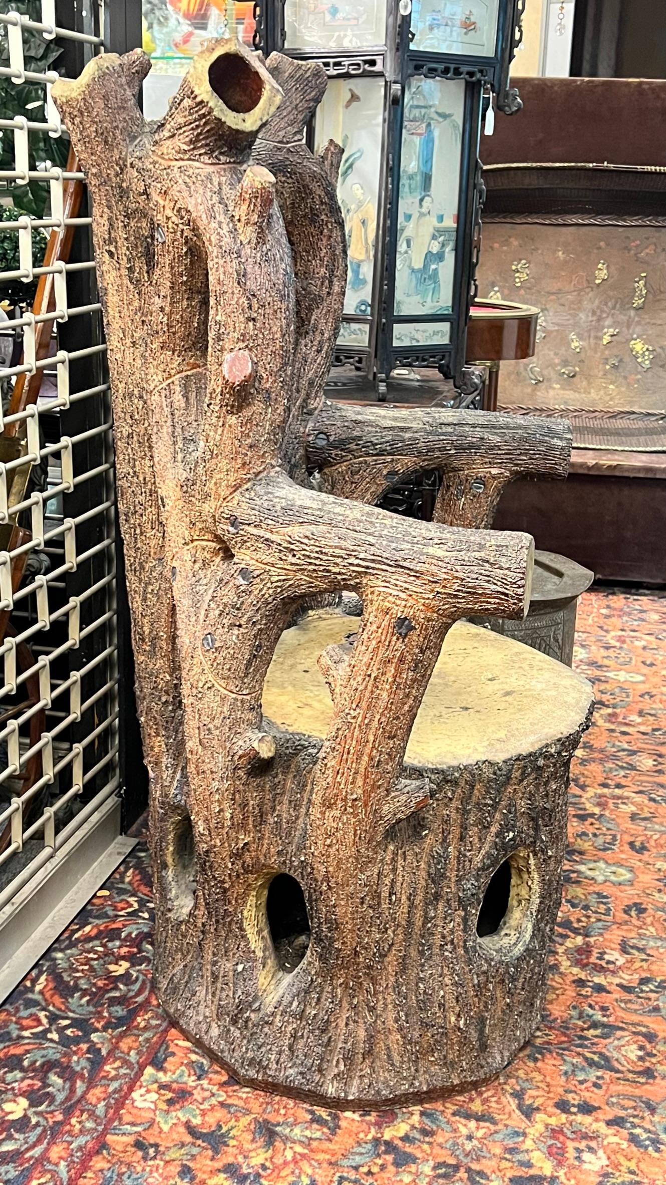 Notre chaise de jardin en faux bois en forme de souche d'arbre avec bras et dossier assemblés date des années 1870 et est attribuée à Minton de Staffordshire, en Angleterre.  En bon état.  Exceptionnellement rare.