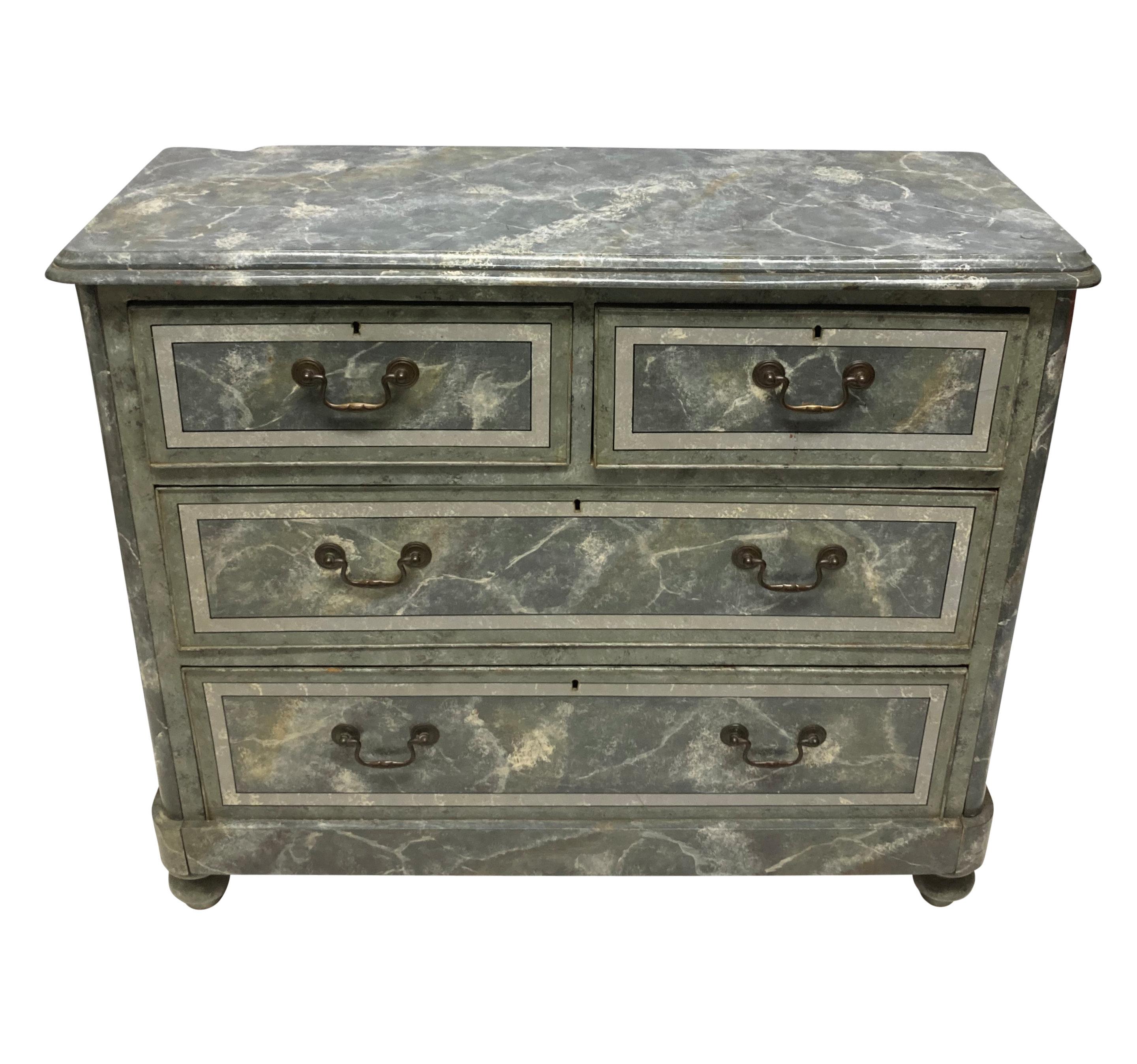 Cassettiera inglese in finto marmo, con quattro cassetti rivestiti in Oak e maniglie in ottone.