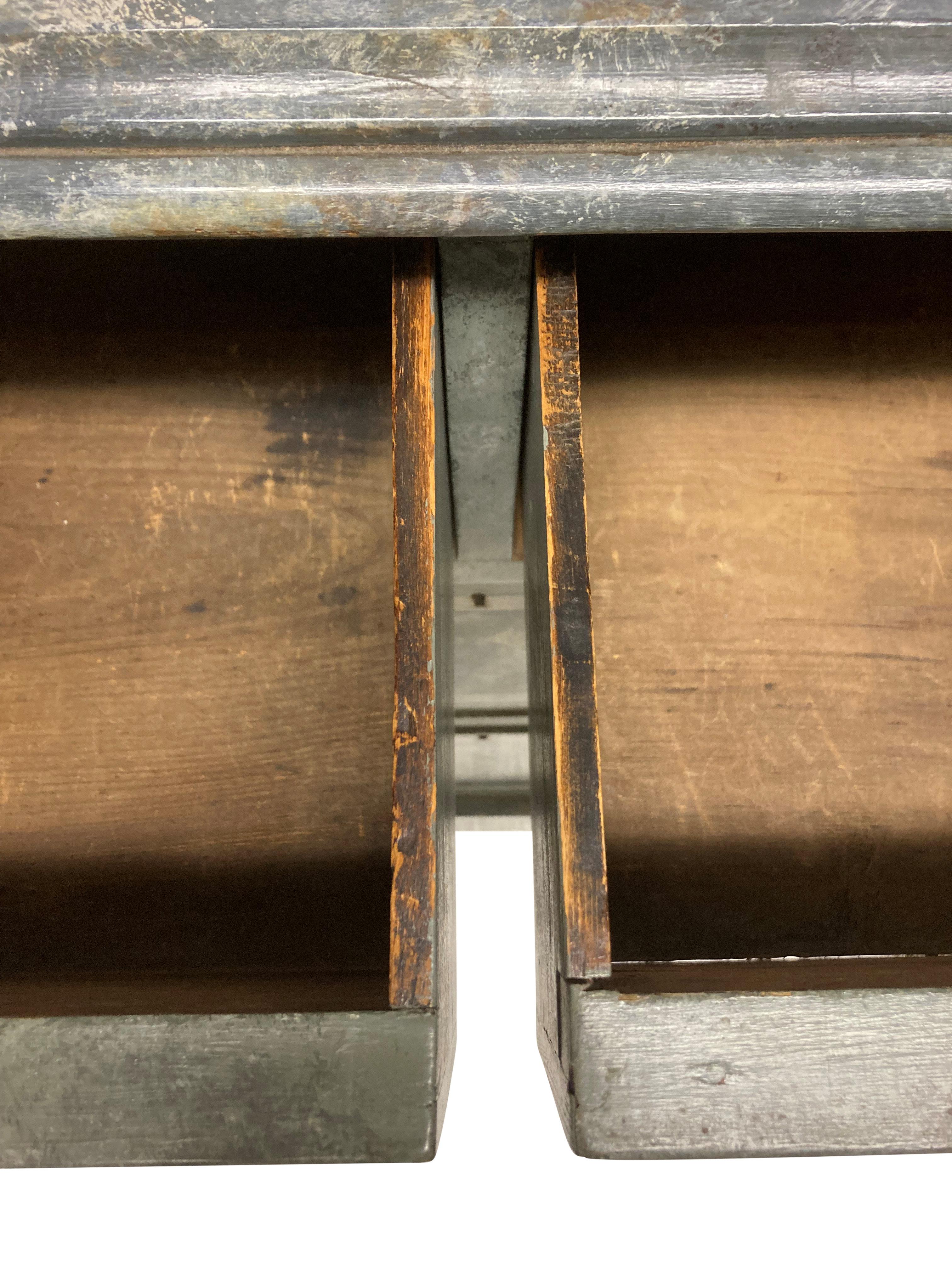 Ottone Cassettiera inglese in finto marmo in vendita