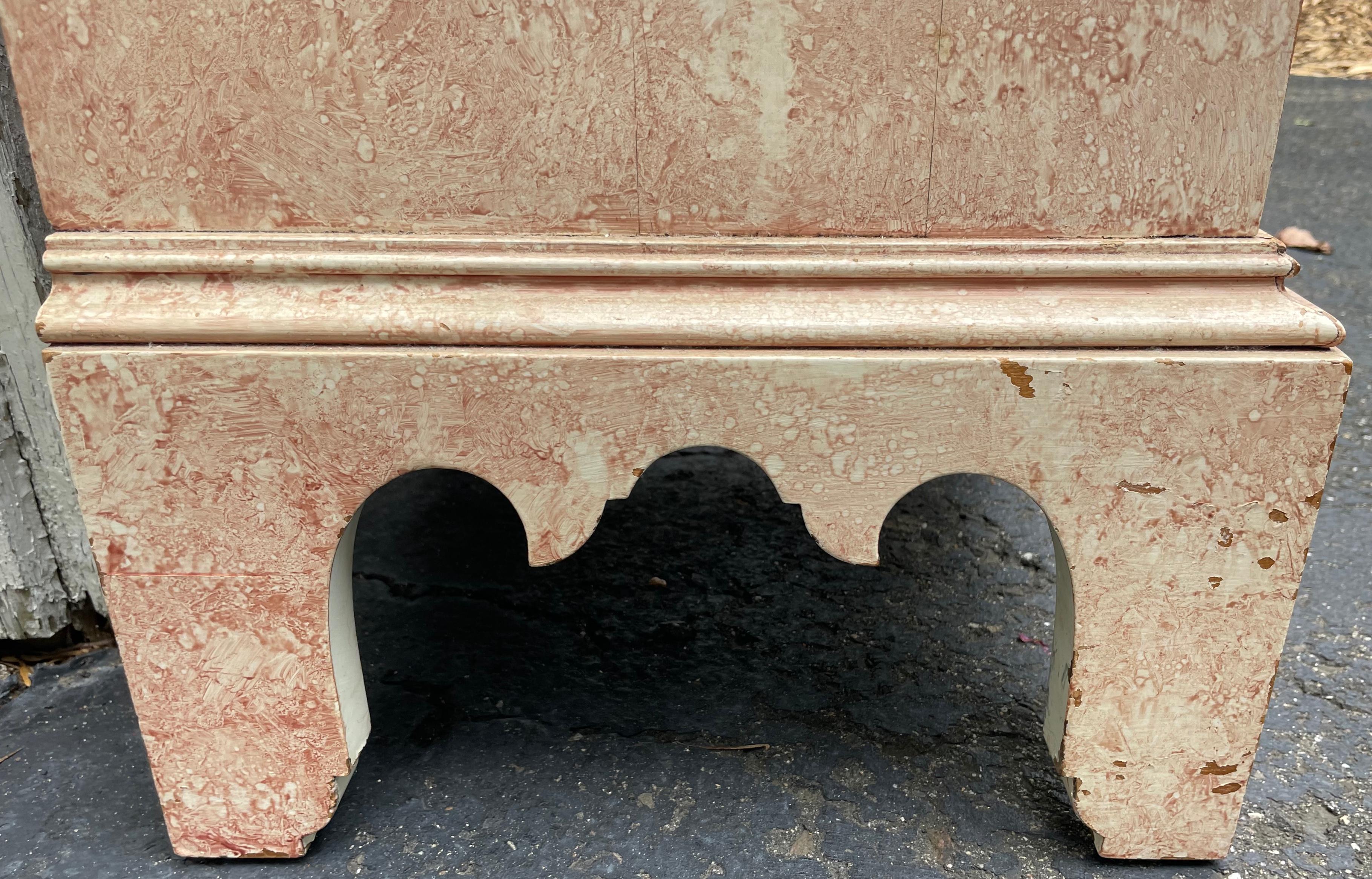 English Faux Marble Painted Night Stand Side Table In Good Condition For Sale In New York, NY