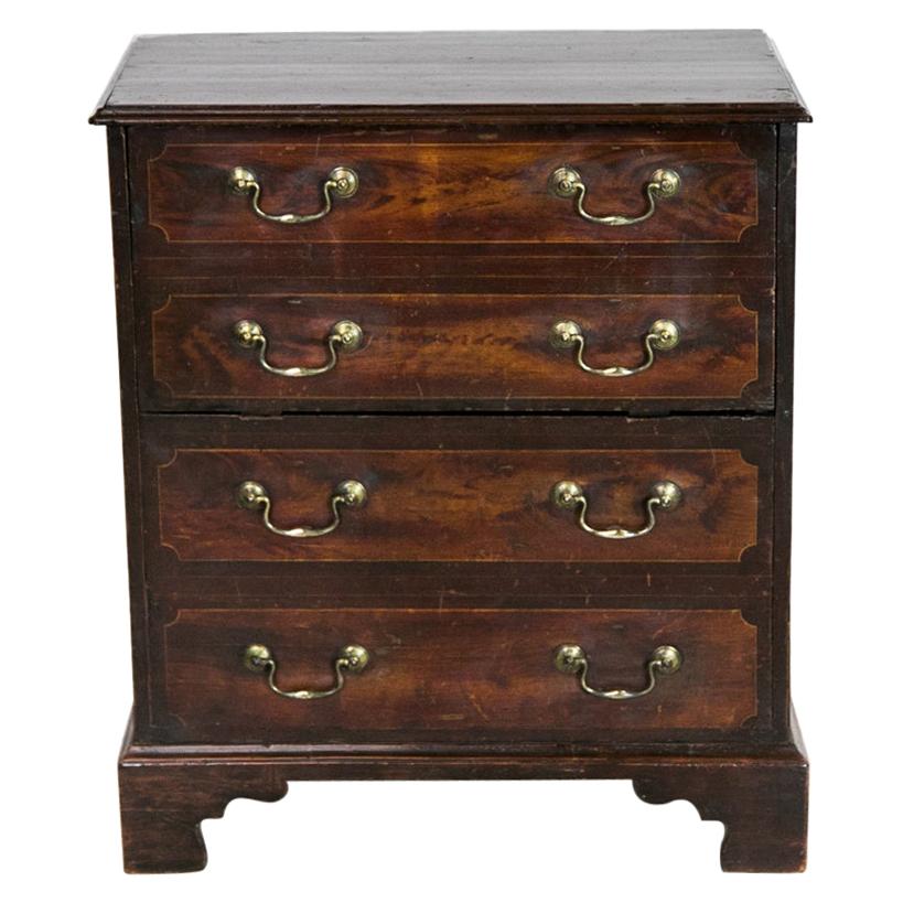 Commode anglaise peinte à la fausse peinture