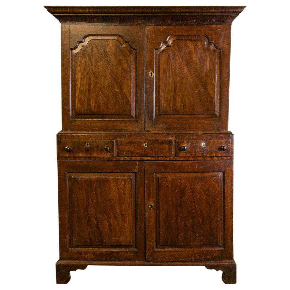 Armoire anglaise faussement peinte